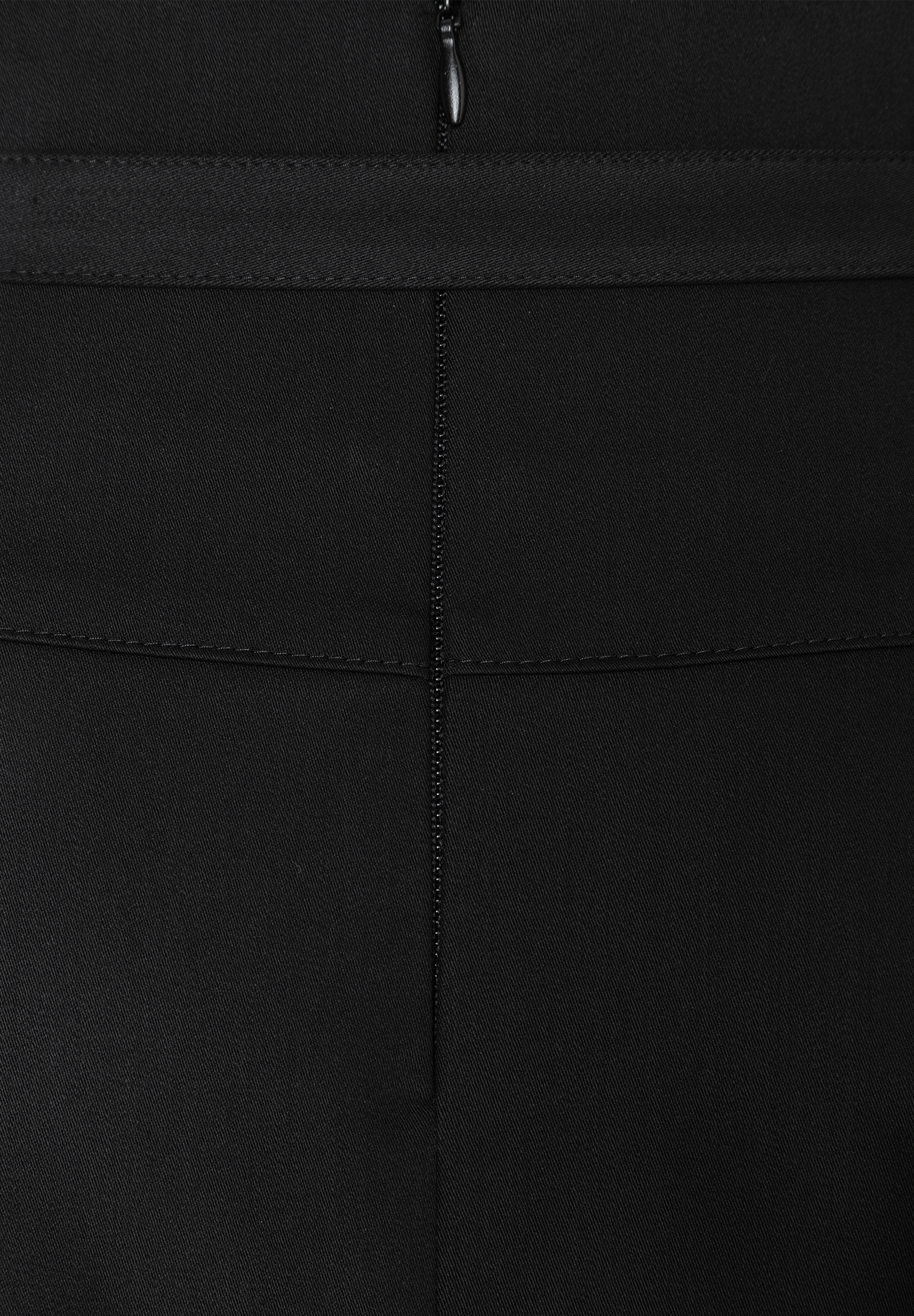 Detailansicht eines schwarzen MORE & MORE Rocks mit Bund und Reißverschluss. Detailansicht eines schwarzen MORE & MORE Rocks mit Bund und Reißverschluss.