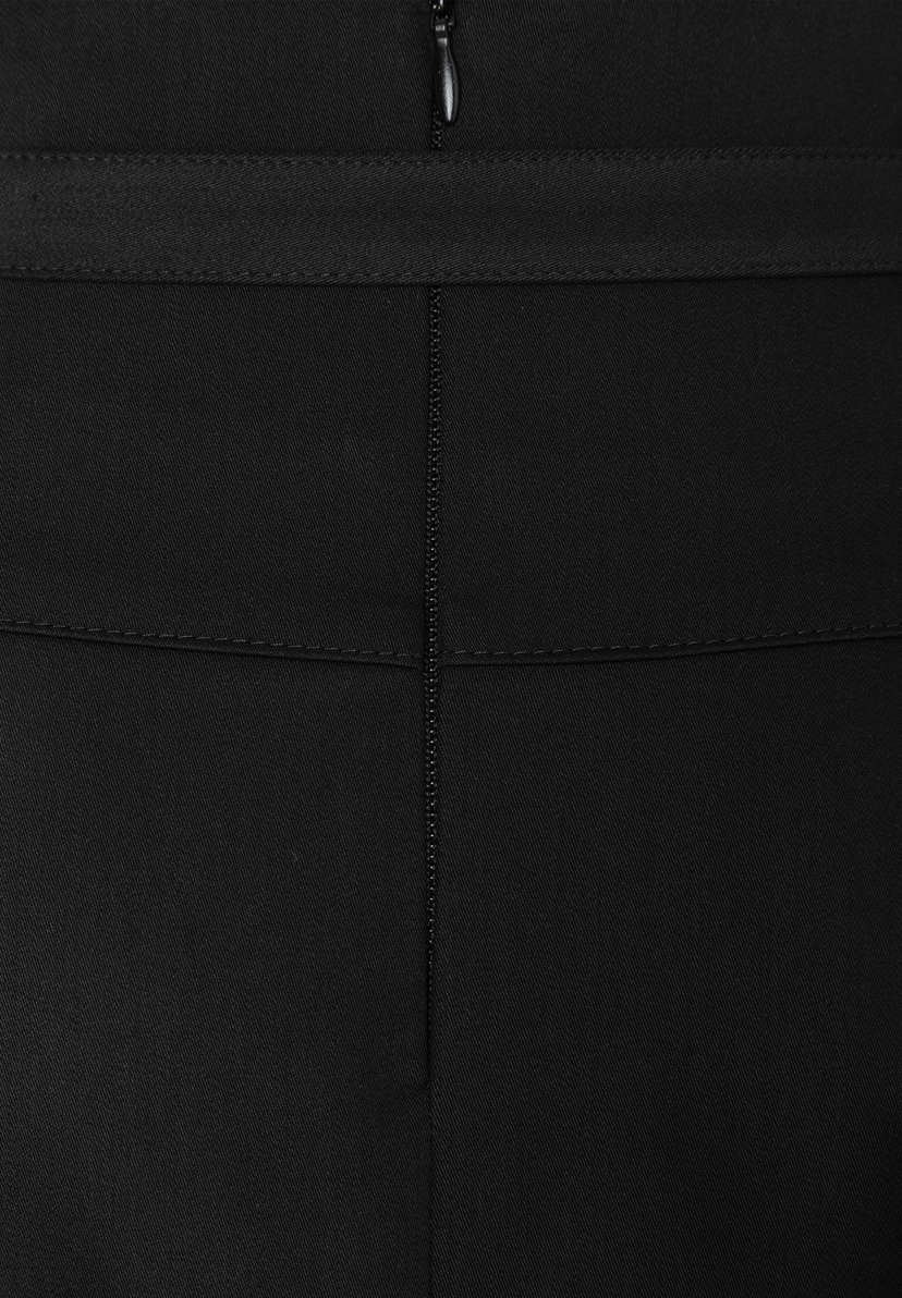 Detailansicht eines schwarzen MORE & MORE Rocks mit Bund und Reißverschluss. Detailansicht eines schwarzen MORE & MORE Rocks mit Bund und Reißverschluss.