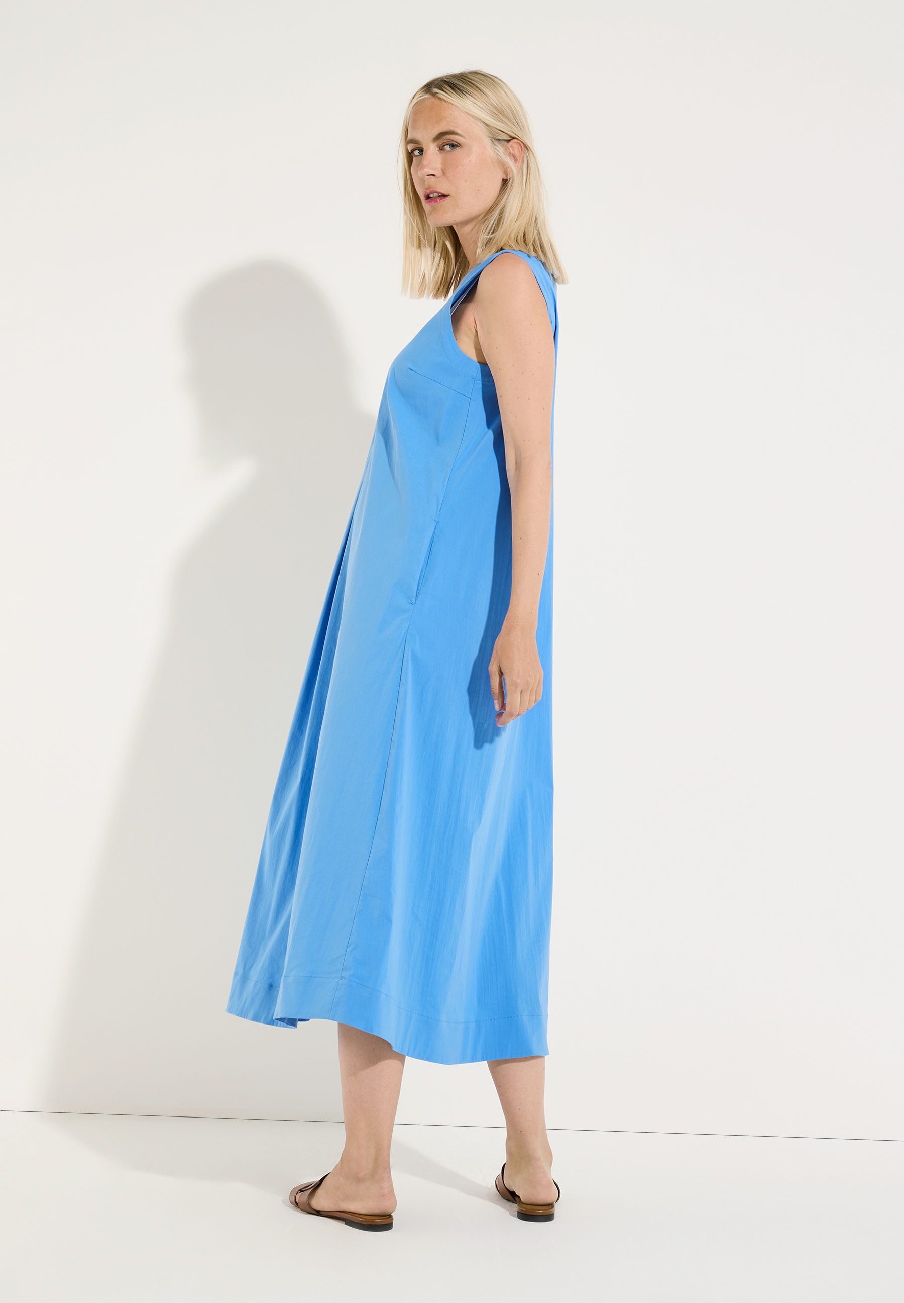 MORE & MORE blaues Sommerkleid aus Webware mit weitem Schnitt für angenehmen Tragekomfort, leicht & hautfreundlich. MORE & MORE blaues Sommerkleid aus Webware mit weitem Schnitt für angenehmen Tragekomfort, leicht & hautfreundlich.