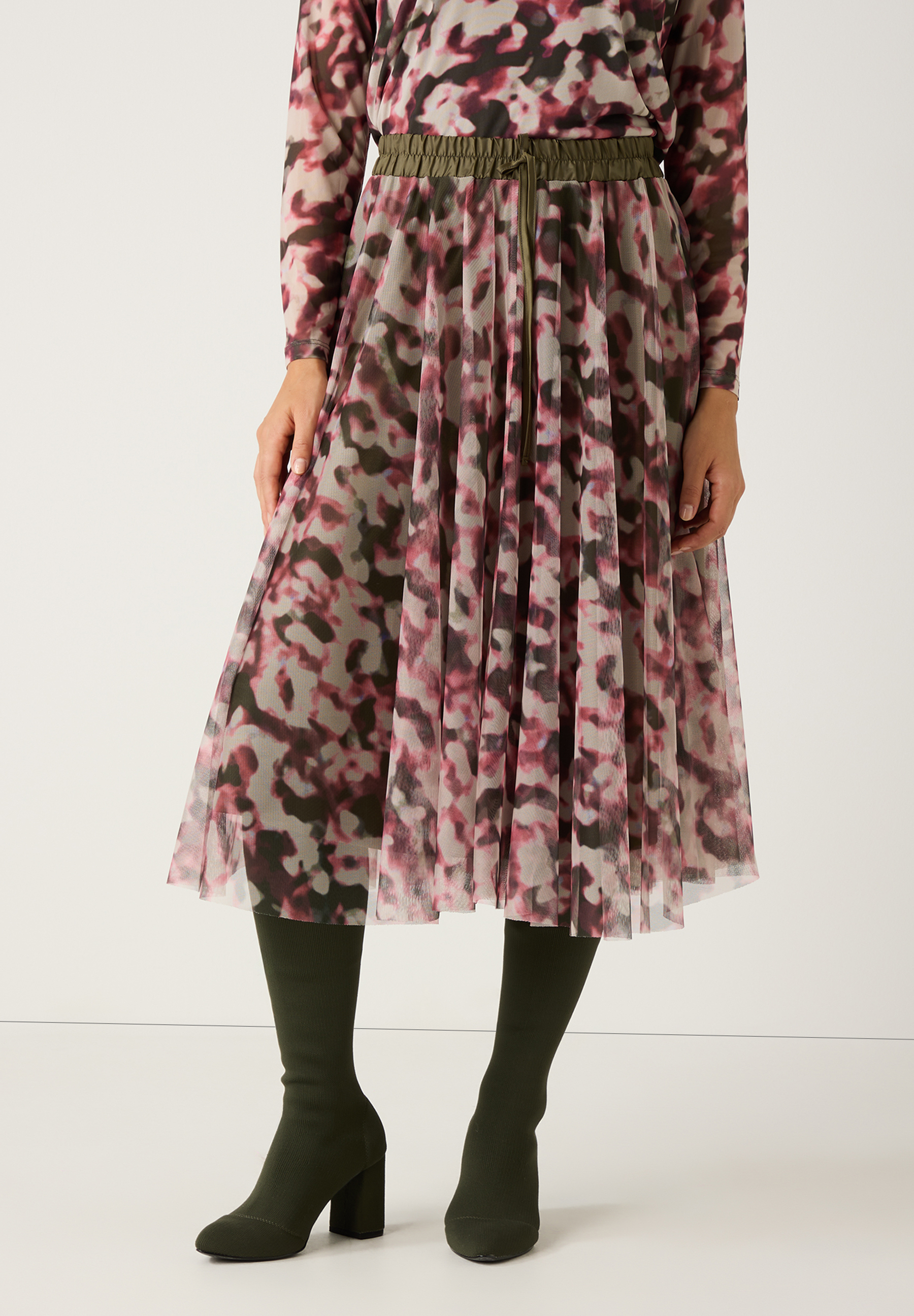 Ein MORE & MORE Rock mit Mesh-Material und angenehmem, elastischem Tragekomfort, bedeckt mit einem Muster aus Grau, Rosa und Olivgrün.