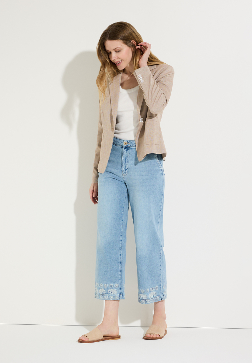 Eine Frau mit MORE & MORE Jeans in Denim-Optik, kombiniert mit Blazer und Sandalen. Eine Frau mit MORE & MORE Jeans in Denim-Optik, kombiniert mit Blazer und Sandalen.