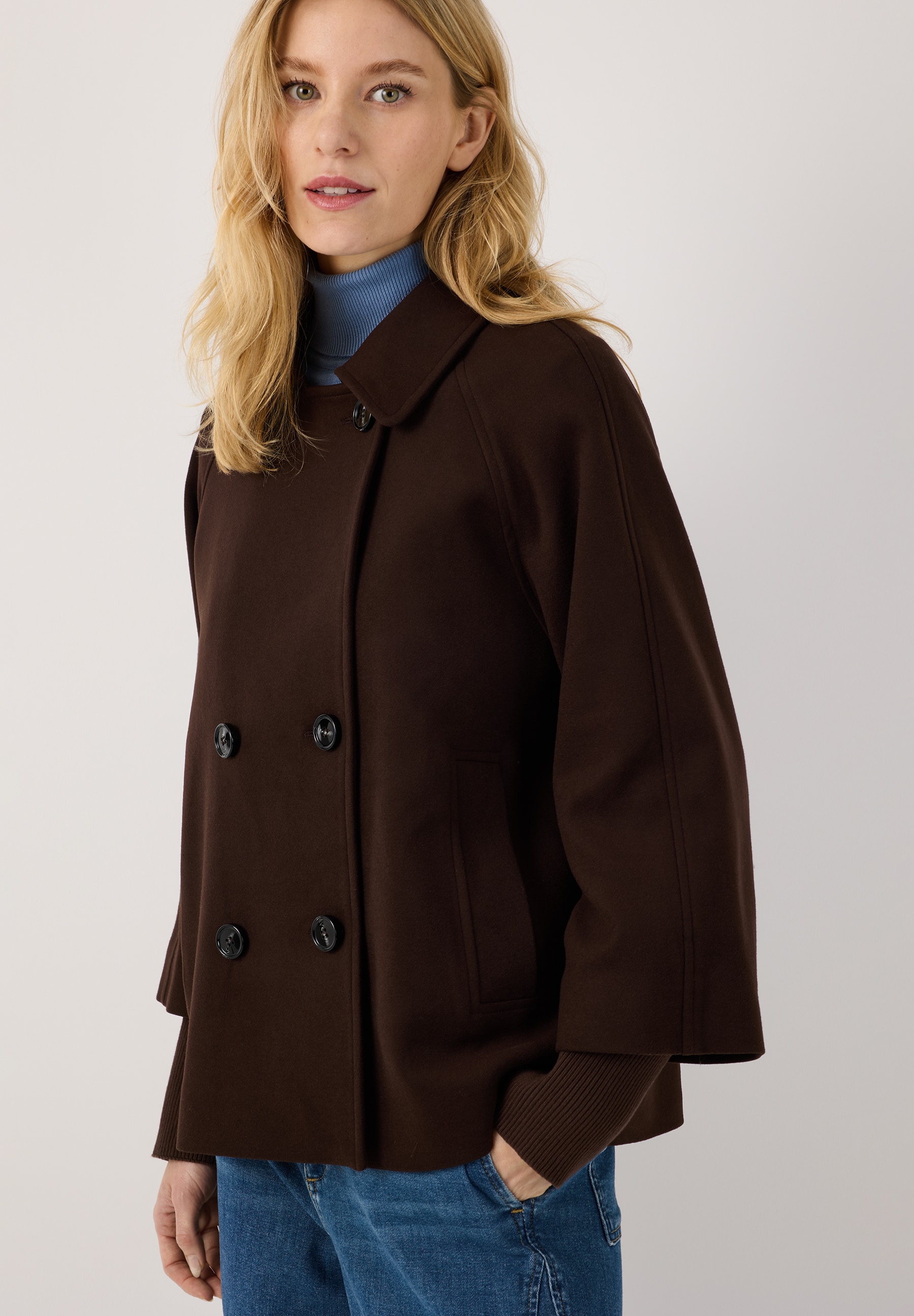 MORE & MORE Damen-Flanelljacke in Dunkelbraun, doppelreihig, lässig, wärmend und bequem, darüber ein hellblaues Oberteil. MORE & MORE Damen-Flanelljacke in Dunkelbraun, doppelreihig, lässig, wärmend und bequem, darüber ein hellblaues Oberteil.