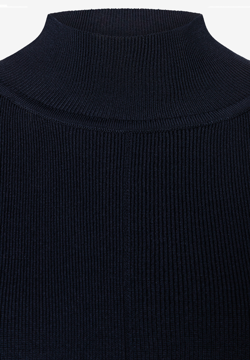 MORE & MORE Rippstrick-Pullover in Marineblau, Detailansicht des Kragens mit vertikalen Rippen. MORE & MORE Rippstrick-Pullover in Marineblau, Detailansicht des Kragens mit vertikalen Rippen.