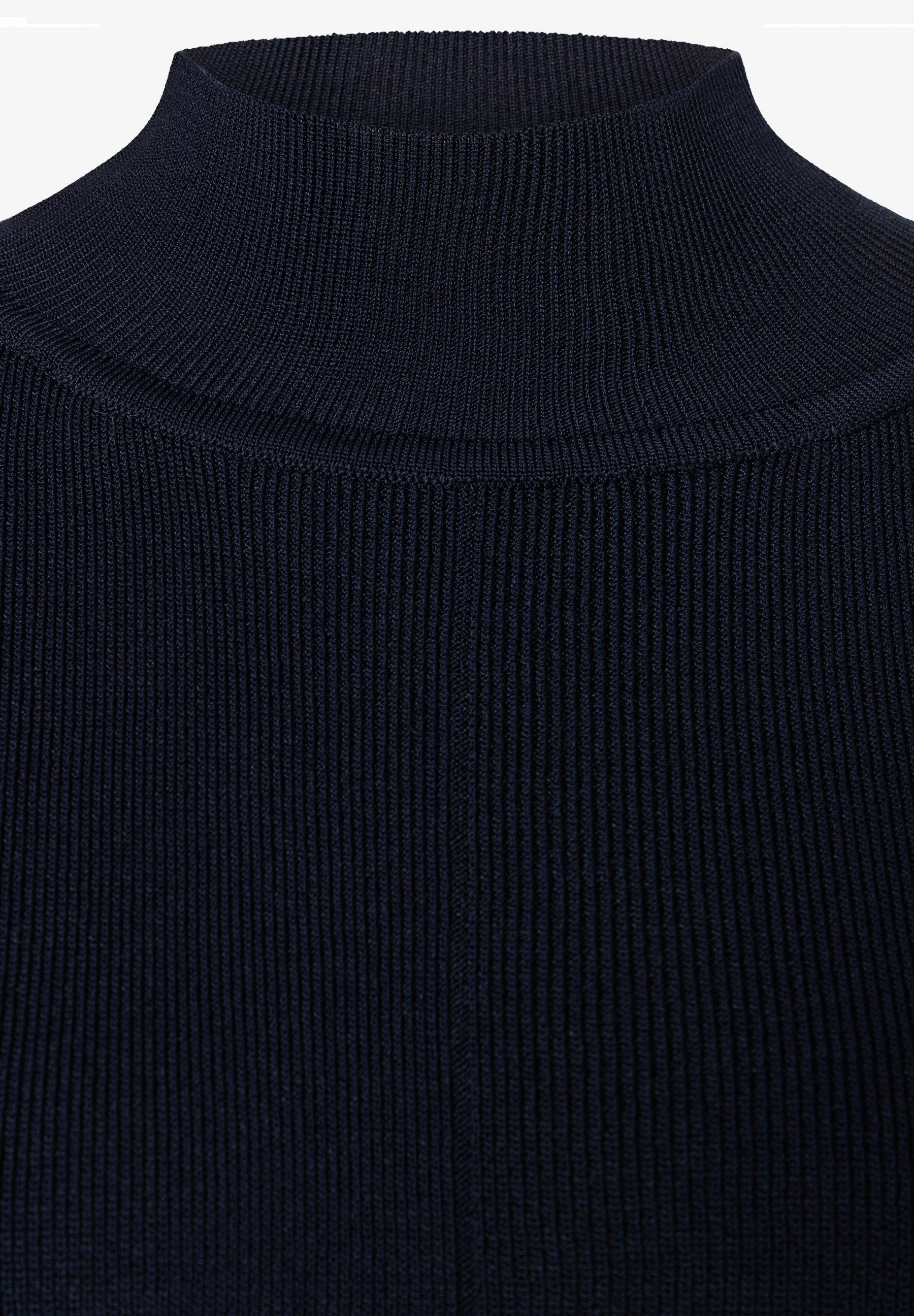 MORE & MORE Rippstrick-Pullover in Marineblau, Detailansicht des Kragens mit vertikalen Rippen. MORE & MORE Rippstrick-Pullover in Marineblau, Detailansicht des Kragens mit vertikalen Rippen.