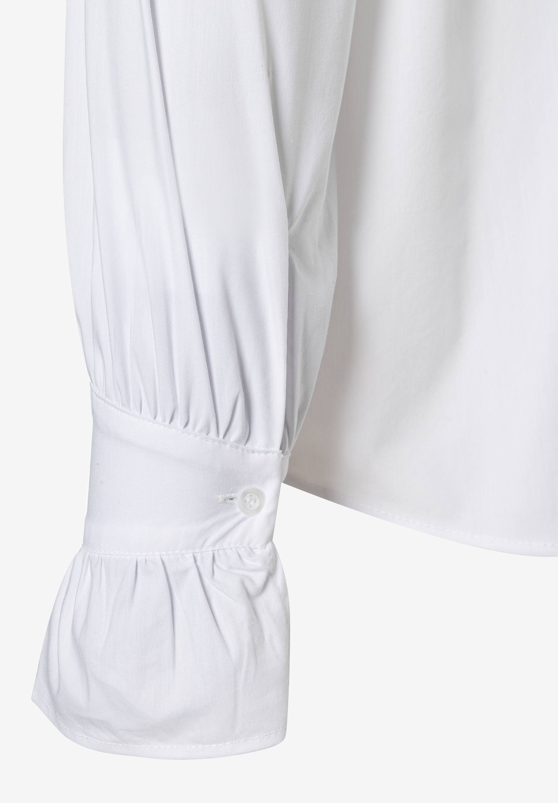 MORE & MORE Bluse: Nahaufnahme eines langen, weißen Ärmels mit weitem, gerafftem Bündchen und Knopfverschluss. MORE & MORE Bluse: Nahaufnahme eines langen, weißen Ärmels mit weitem, gerafftem Bündchen und Knopfverschluss.