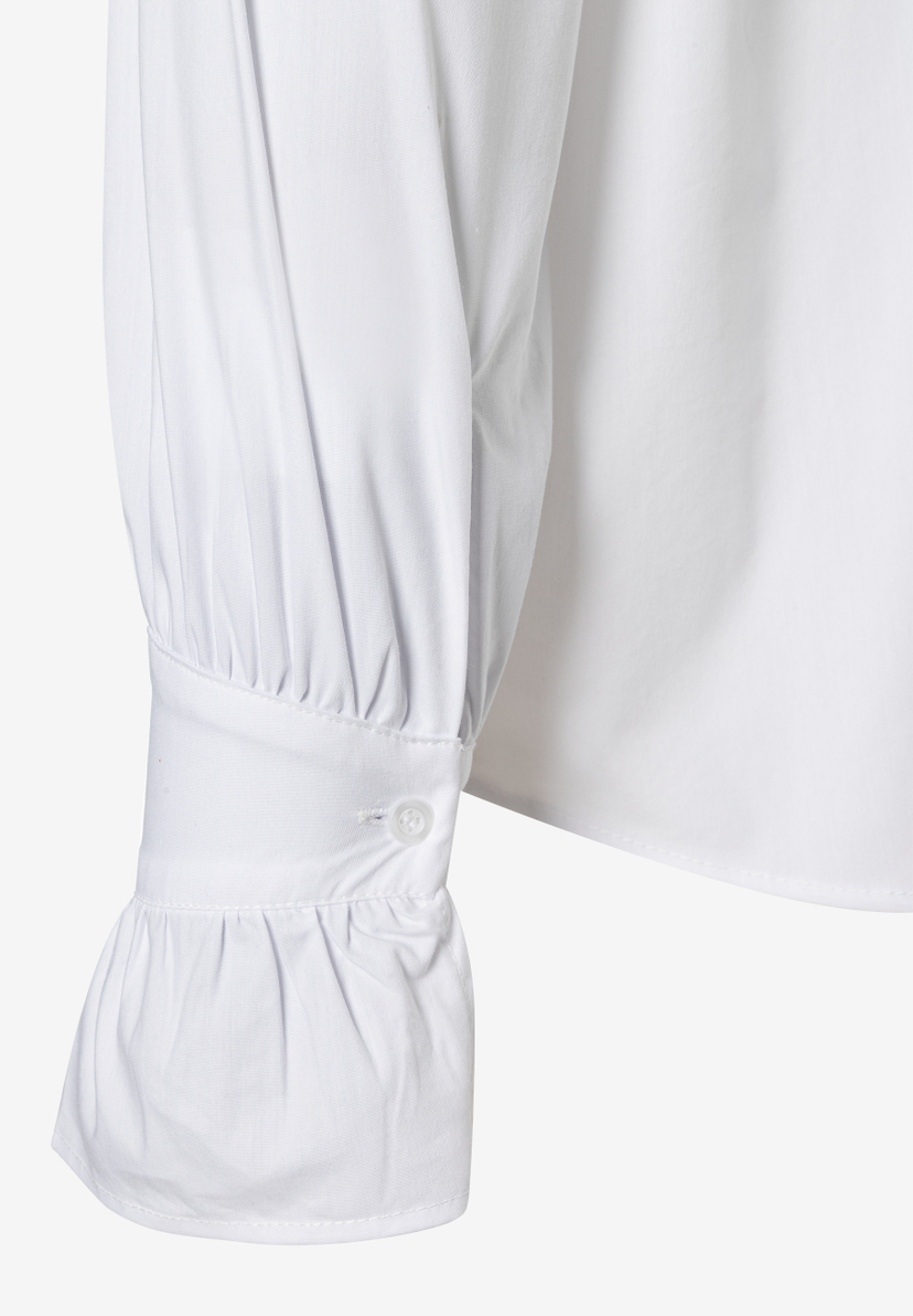 MORE & MORE Bluse: Nahaufnahme eines langen, weißen Ärmels mit weitem, gerafftem Bündchen und Knopfverschluss. MORE & MORE Bluse: Nahaufnahme eines langen, weißen Ärmels mit weitem, gerafftem Bündchen und Knopfverschluss.