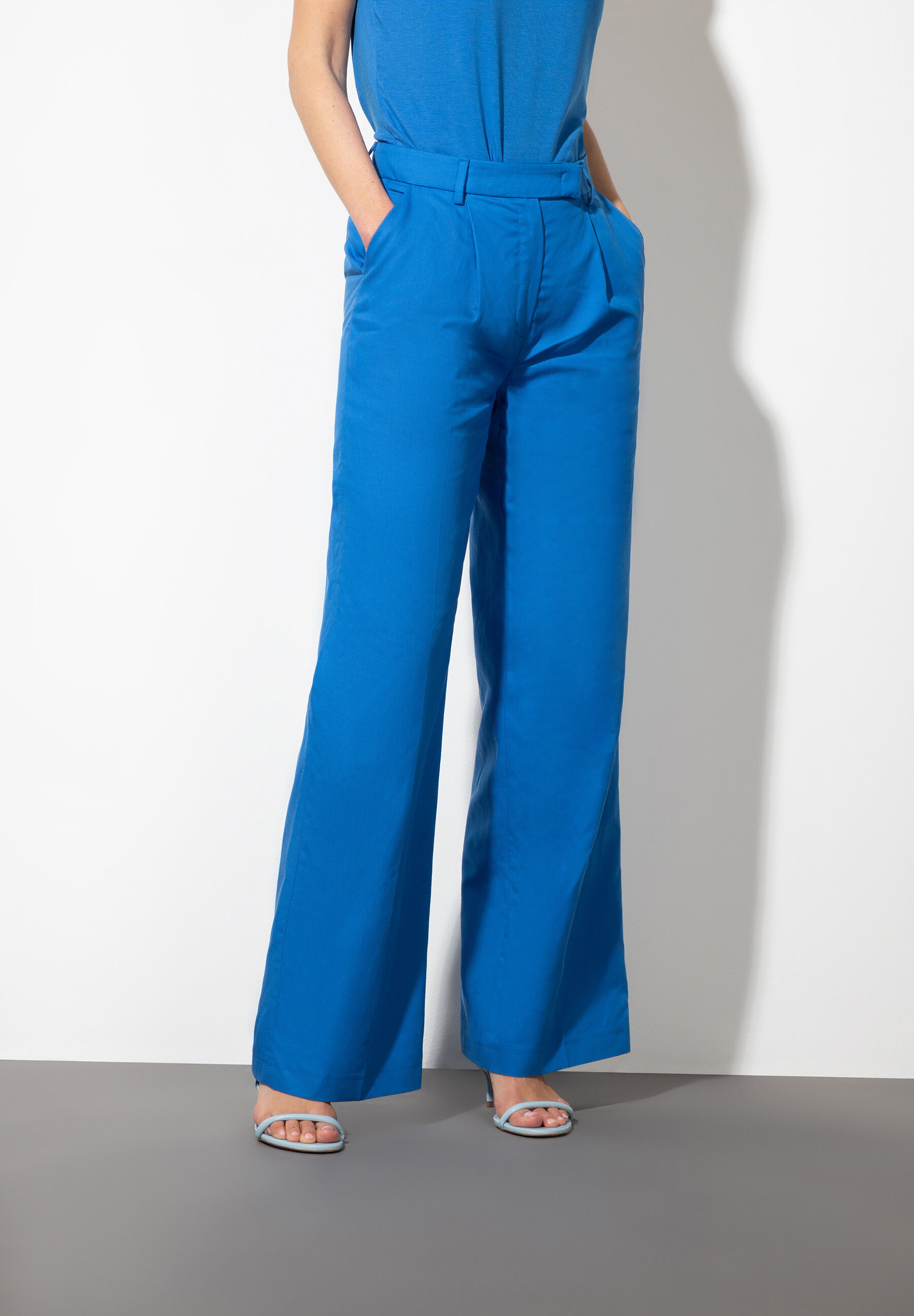 Eine blaue MORE & MORE Webware-Hose mit weitem Bein und angenehmem Tragekomfort.
