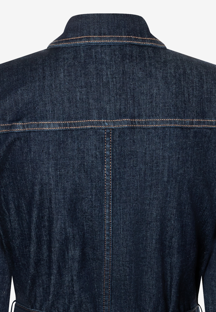 Rückansicht eines Oberteils von MORE & MORE aus dunklem Jeansstoff mit braunen Nähten. Rückansicht eines Oberteils von MORE & MORE aus dunklem Jeansstoff mit braunen Nähten.