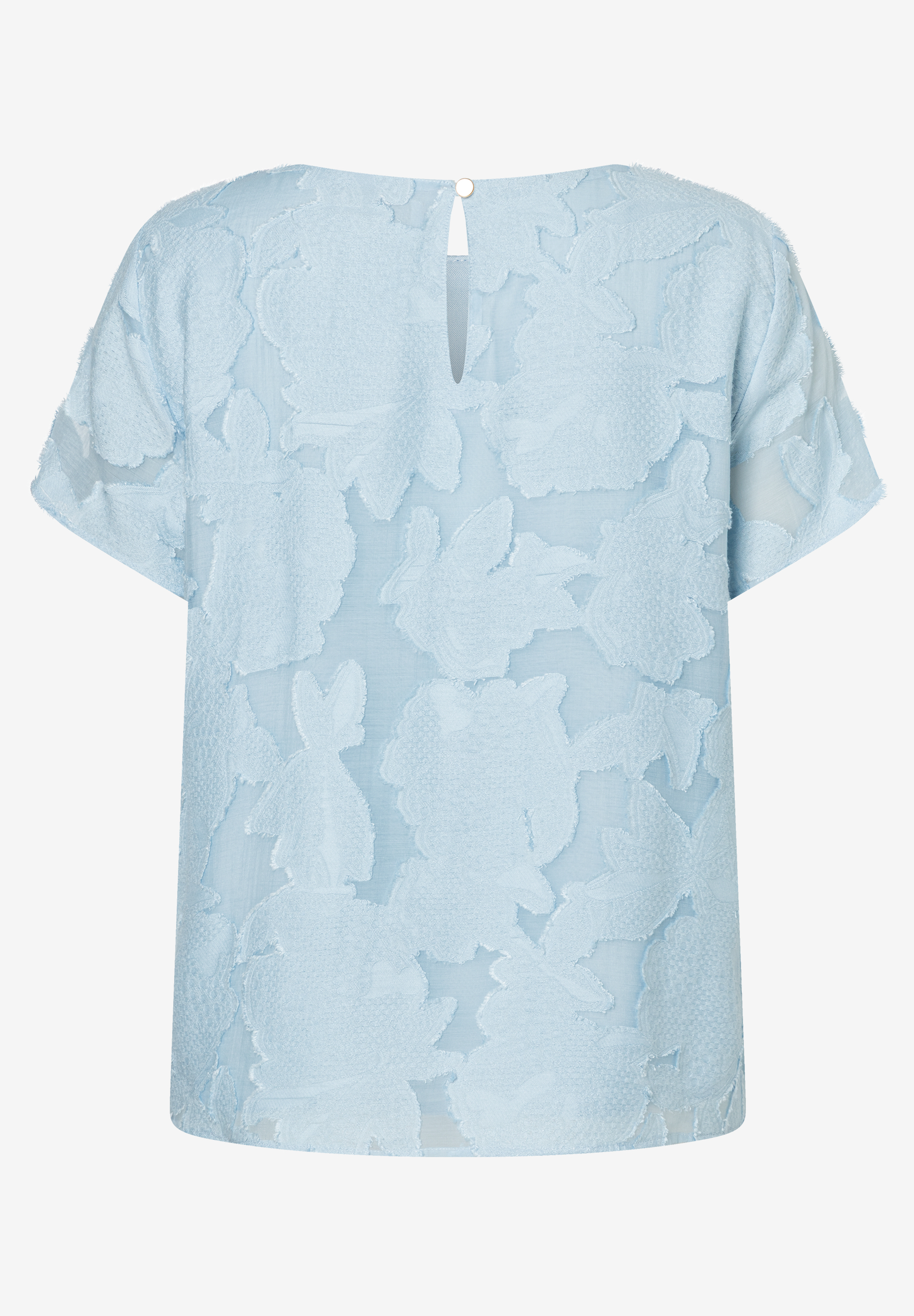 Hellblaue, kurzärmlige MORE & MORE Bluse mit floraler Struktur und Knopf am Rückenausschnitt.