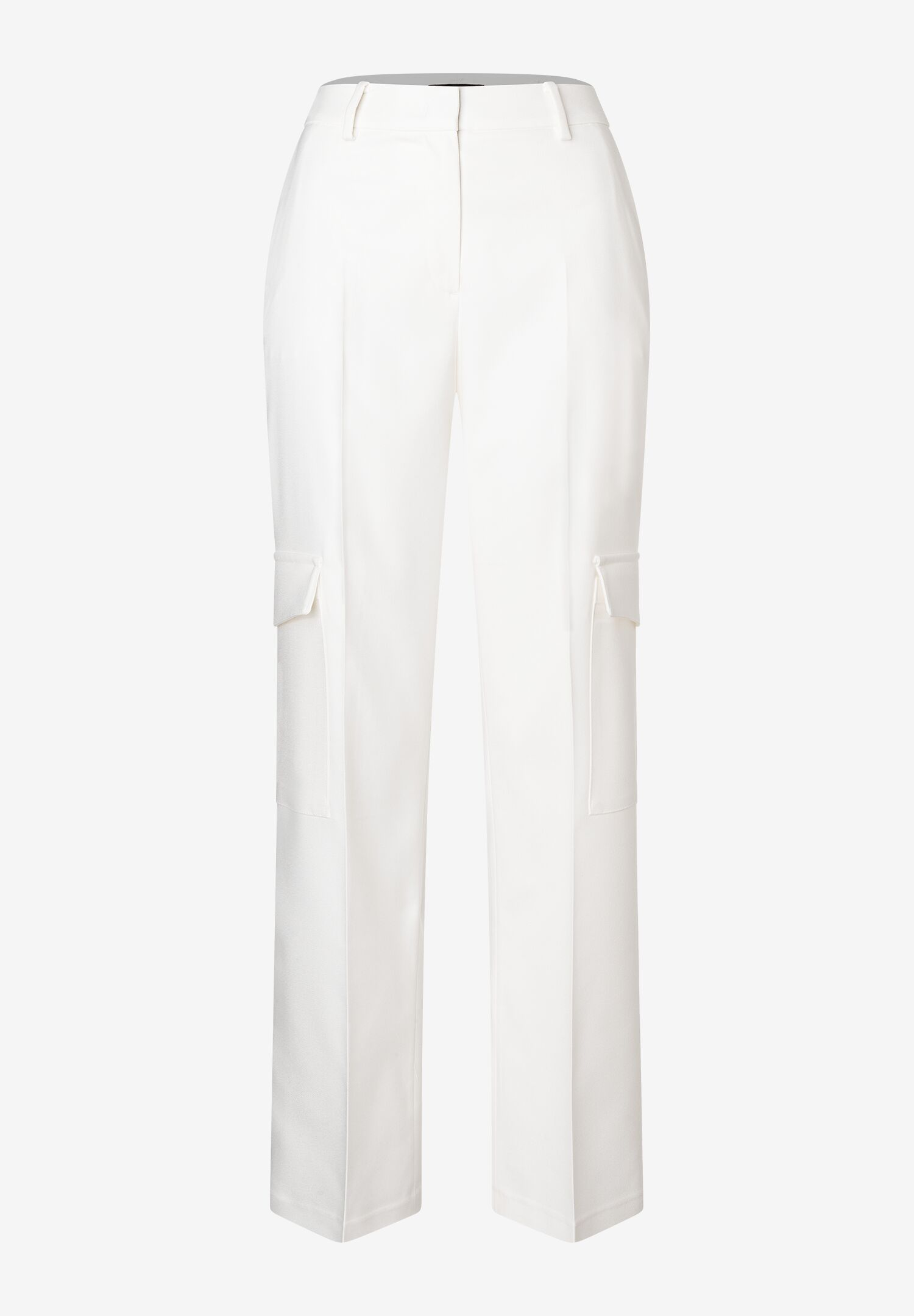 Eine weiße MORE & MORE Hose mit Cargo-Taschen und geradem Bein vor einem weißen Hintergrund. Eine weiße MORE & MORE Hose mit Cargo-Taschen und geradem Bein vor einem weißen Hintergrund.