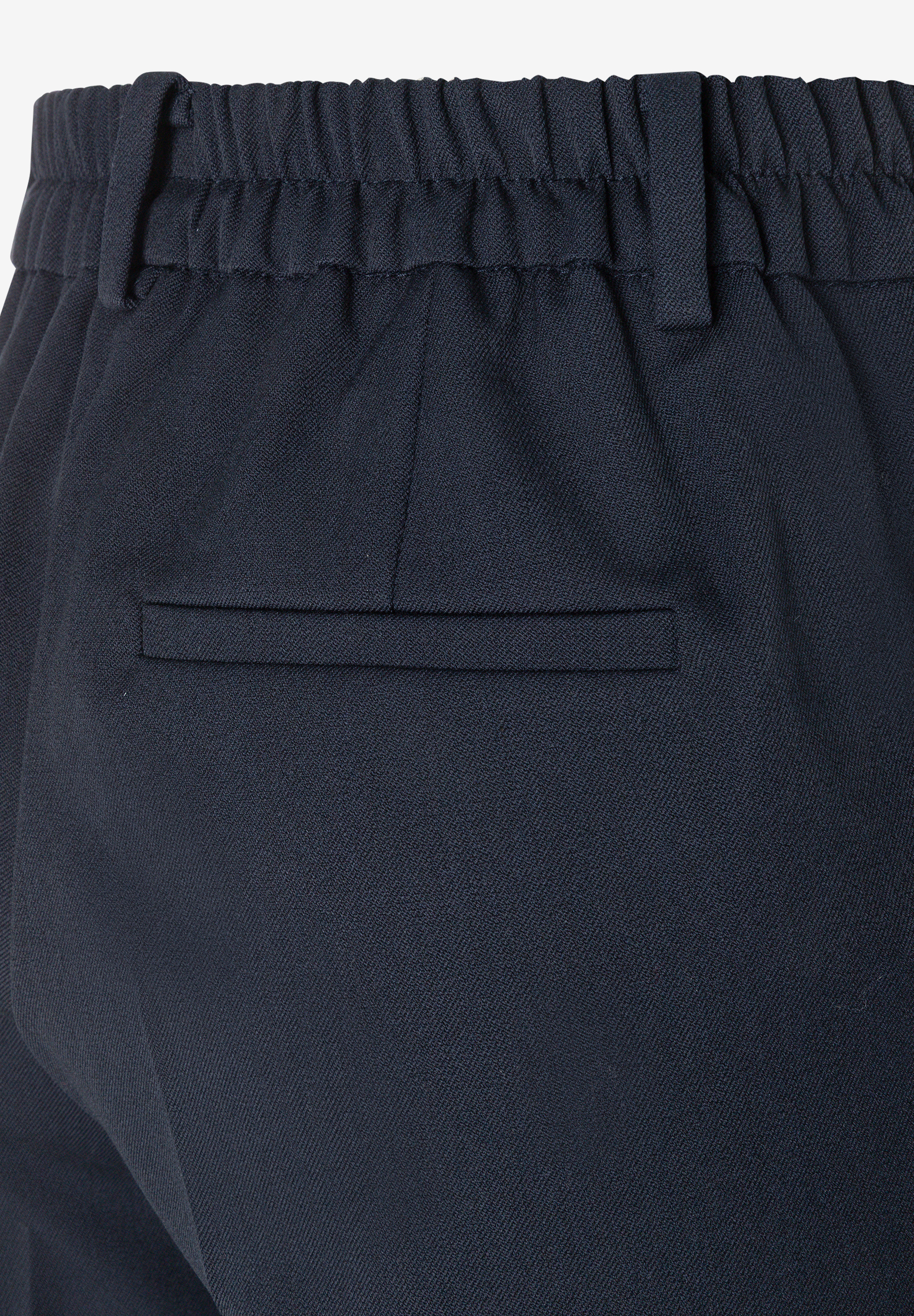 MORE & MORE Jeanshose/Hose in Dunkelblau, Detailansicht des Bundes und einer Leistentasche hinten