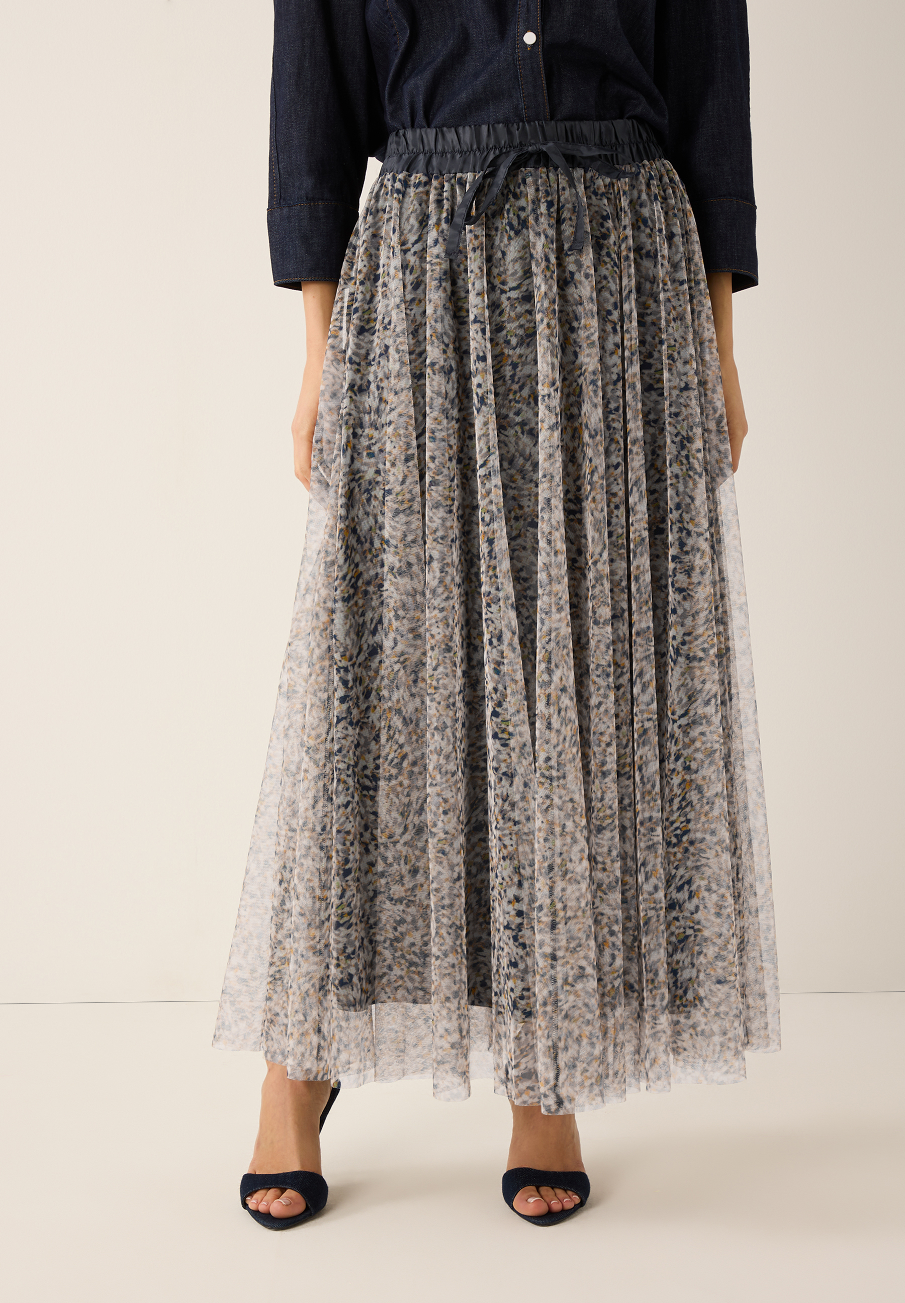 Ein Maxirock von MORE & MORE aus Mesh mit Blumenmuster und angenehmem Tragekomfort.