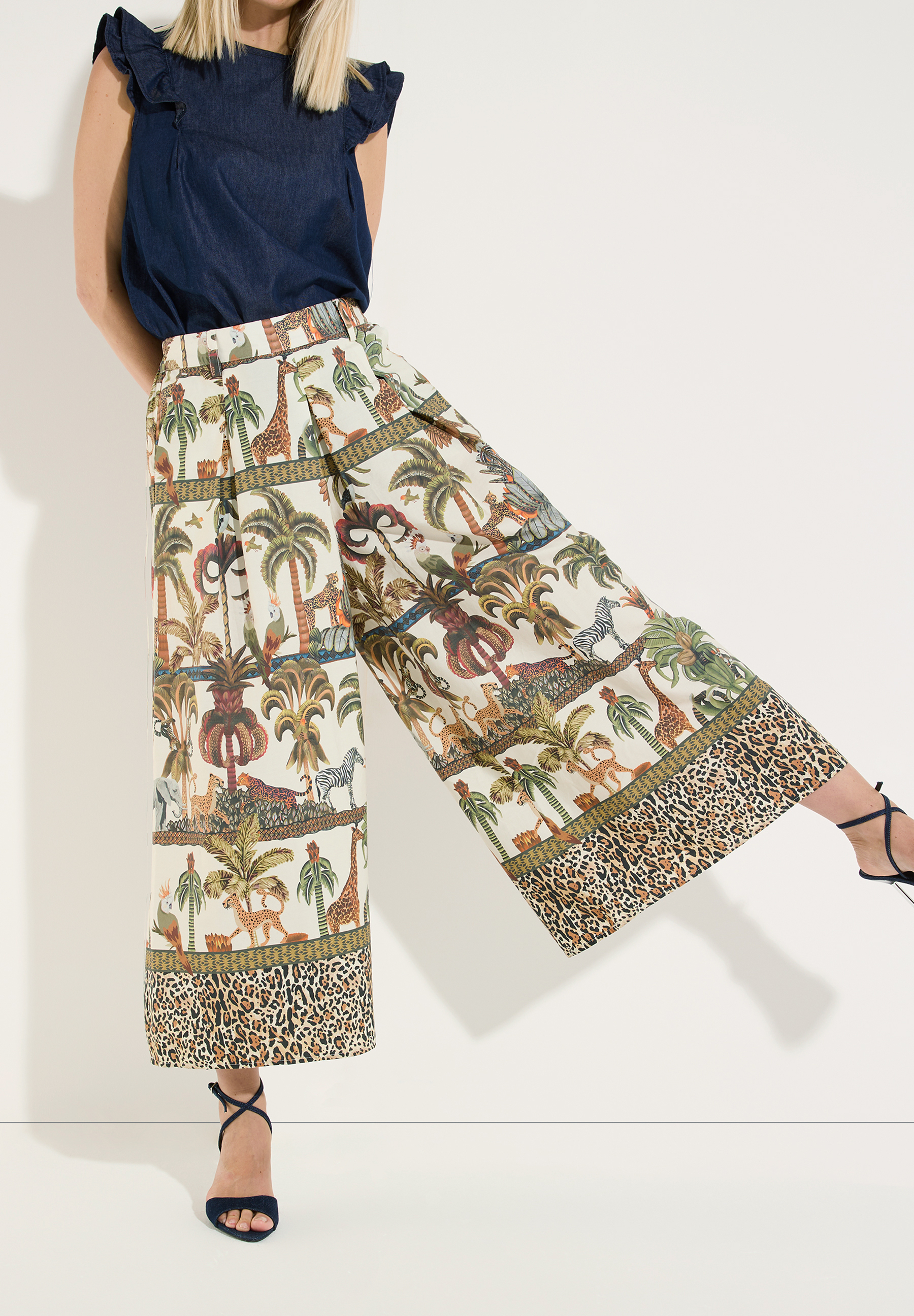 MORE & MORE Jeans: Bequeme Webware-Hose mit Palmen- und Tiermuster, Leopardenmuster am Saum. Dazu Riemchensandalen und Oberteil. MORE & MORE Jeans: Bequeme Webware-Hose mit Palmen- und Tiermuster, Leopardenmuster am Saum. Dazu Riemchensandalen und Oberteil.