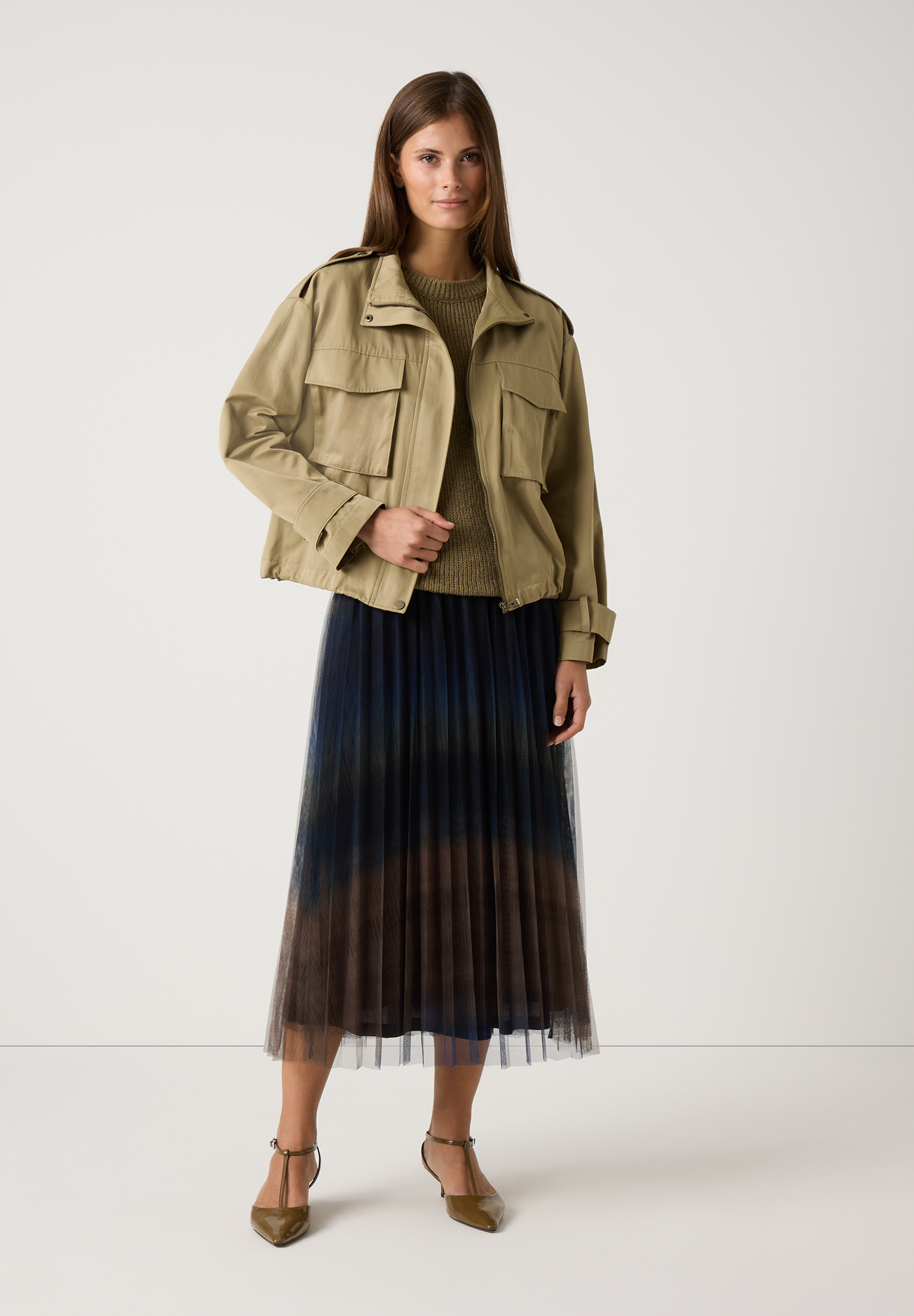 Eine Frau in einem MORE & MORE Oberteil aus Baumwollmischung mit Webware und bequemen Tragekomfort. Eine Frau in einem MORE & MORE Oberteil aus Baumwollmischung mit Webware und bequemen Tragekomfort.