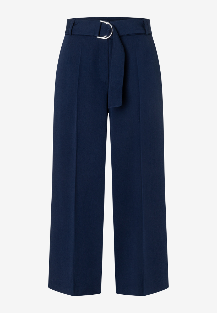 Eine marineblaue, fließende MORE & MORE Webware-Hose mit Gürtel und D-Ring-Schnalle. Eine marineblaue, fließende MORE & MORE Webware-Hose mit Gürtel und D-Ring-Schnalle.