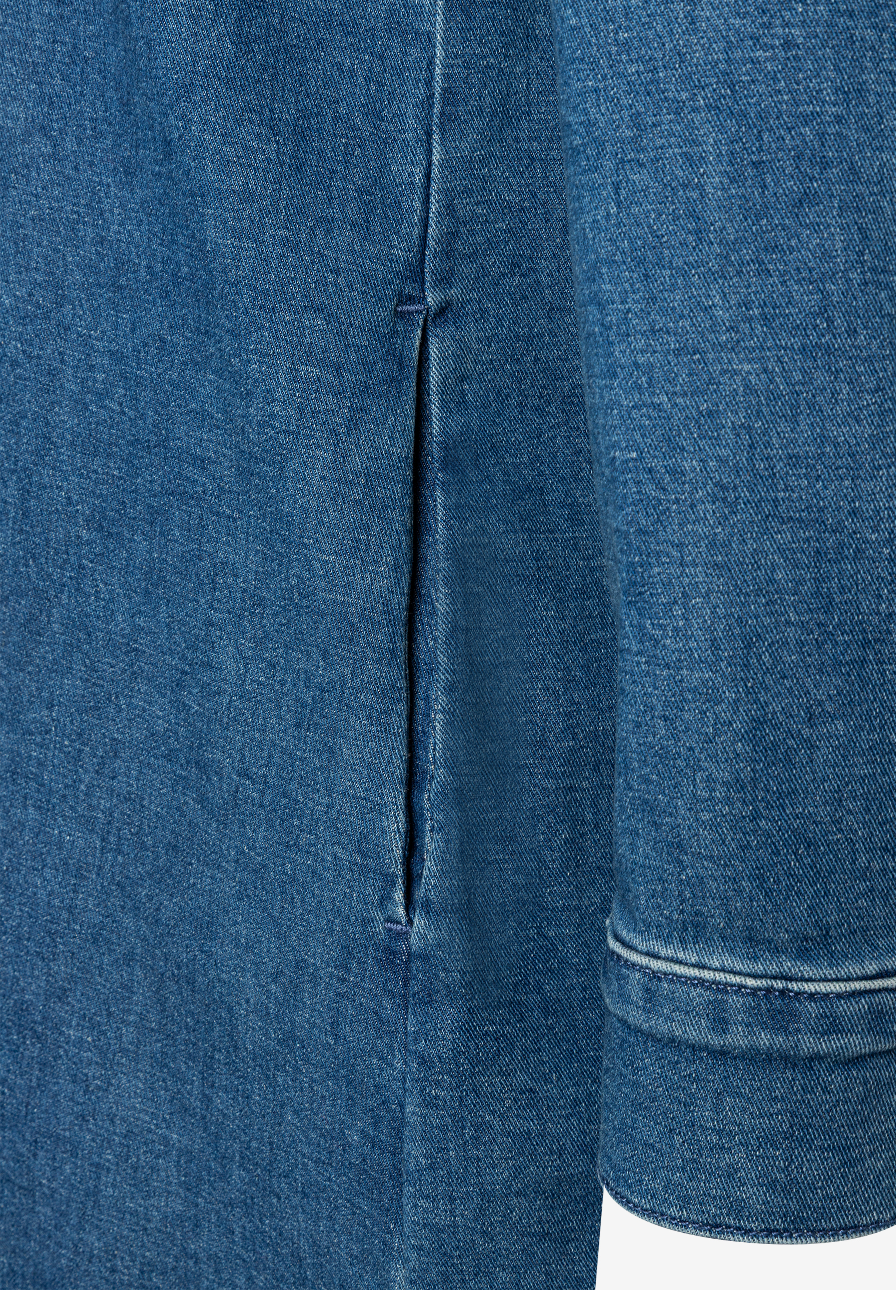 Nahaufnahme einer Jeansjacke von MORE & MORE mit Knopfleiste und Ärmeldetail. Nahaufnahme einer Jeansjacke von MORE & MORE mit Knopfleiste und Ärmeldetail.