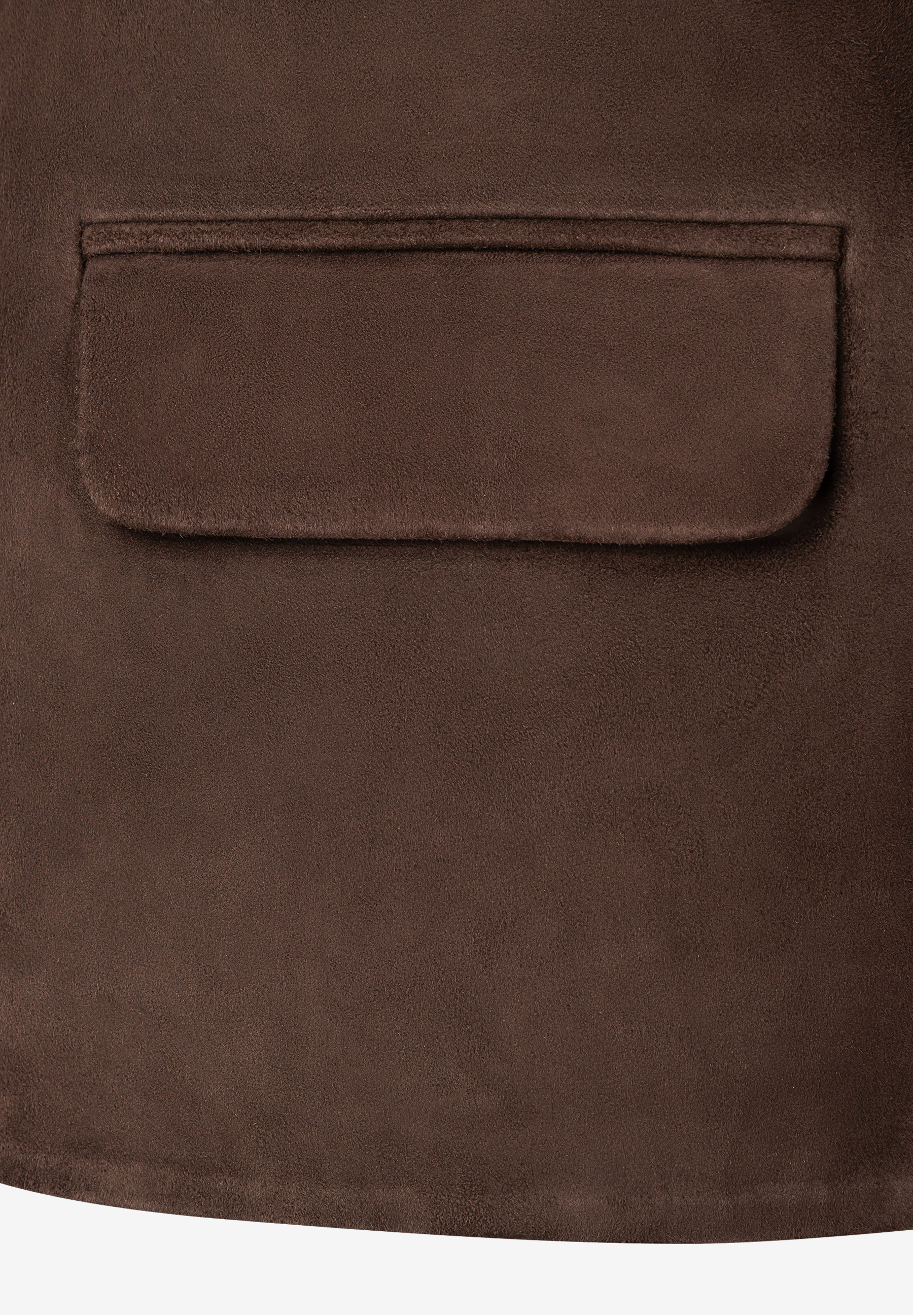 Nahaufnahme eines MORE & MORE Oberteils in Braun mit aufgesetzter Tasche. Nahaufnahme eines MORE & MORE Oberteils in Braun mit aufgesetzter Tasche.