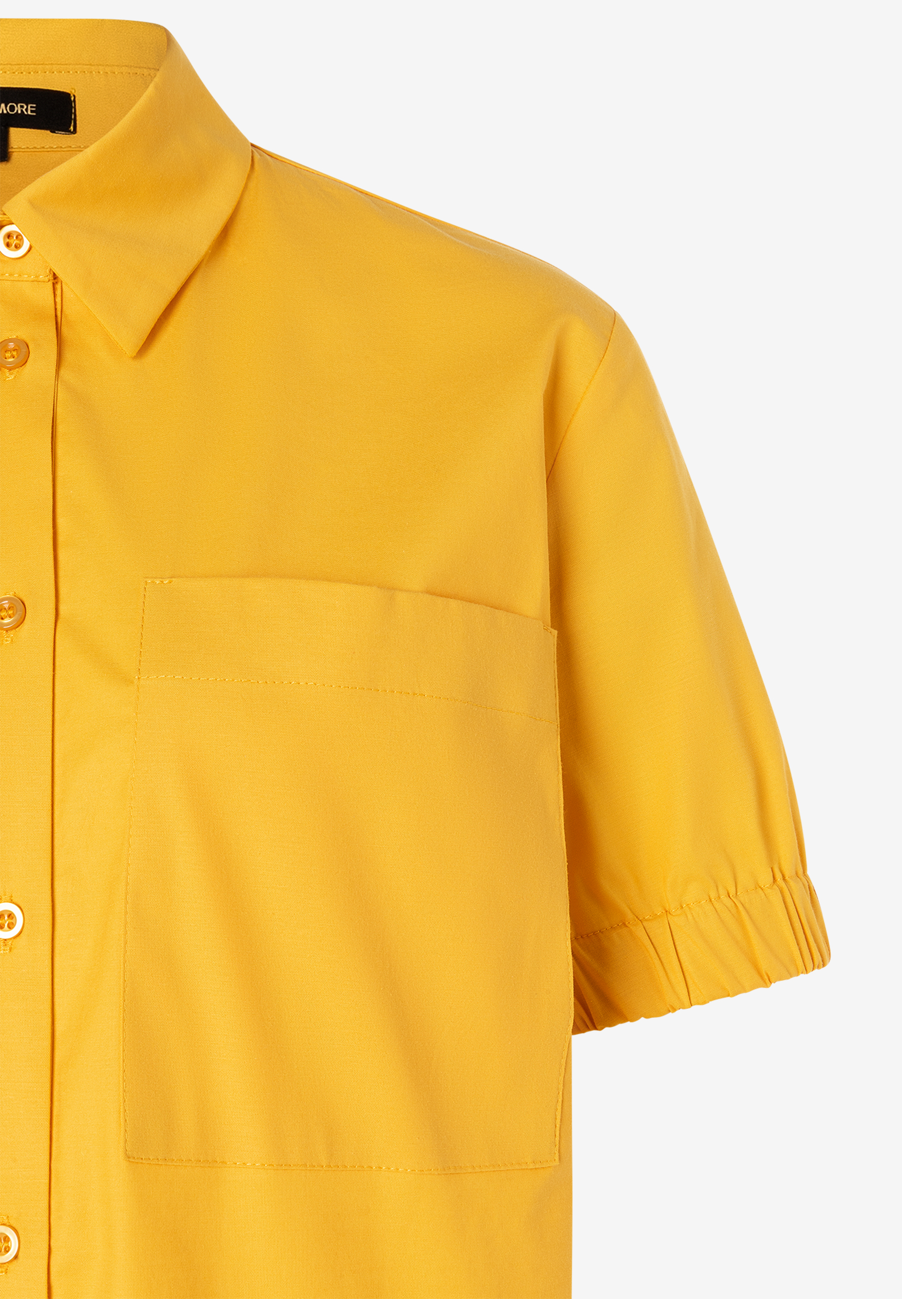 Nahaufnahme einer gelben MORE & MORE Bluse aus Popeline mit Knopfleiste und kurzer Ärmel. Nahaufnahme einer gelben MORE & MORE Bluse aus Popeline mit Knopfleiste und kurzer Ärmel.