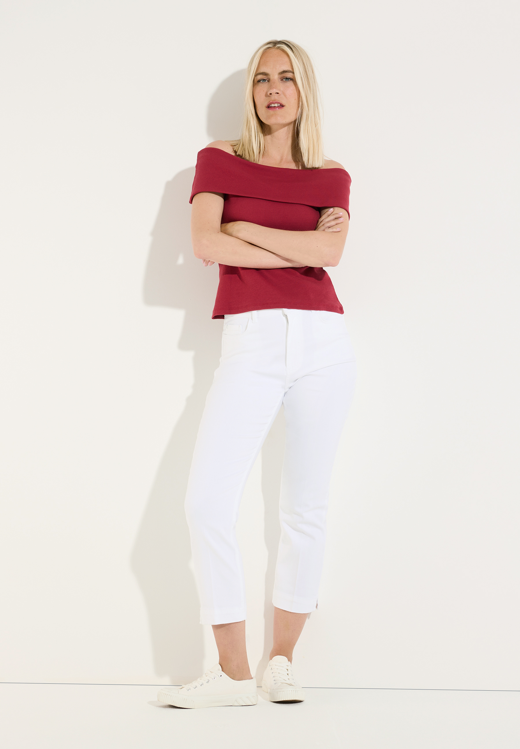 MORE & MORE Jeans: Bequeme, weiße Denim-Hose in voller Länge mit elastischem, hautfreundlichem Material. Das Model trägt dazu eine gemusterte Bluse. MORE & MORE Jeans: Bequeme, weiße Denim-Hose in voller Länge mit elastischem, hautfreundlichem Material. Das Model trägt dazu eine gemusterte Bluse.