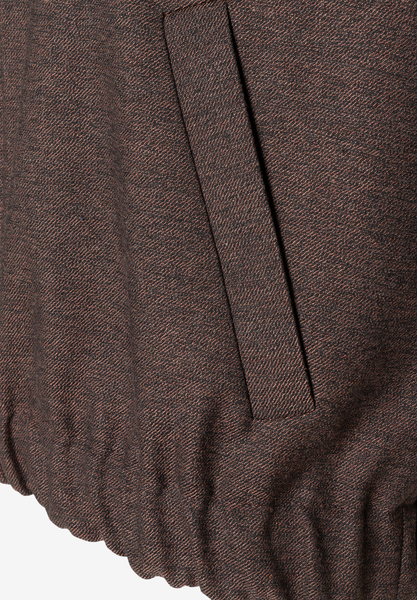 MORE & MORE Blazer in Dunkelbraun mit feiner Textur und Paspeltaschen, Detailaufnahme.