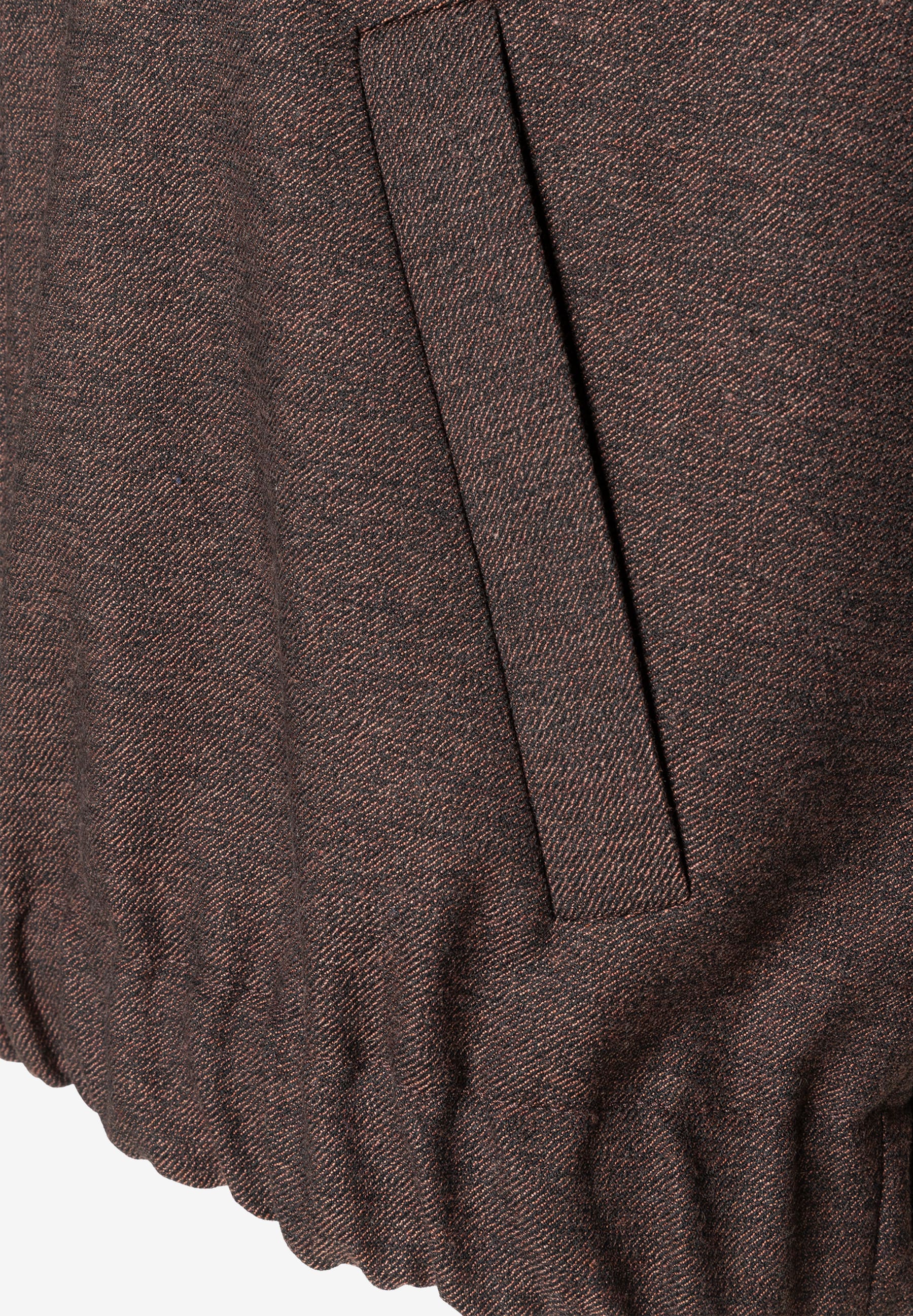 MORE & MORE Blazer in Dunkelbraun mit feiner Textur und Paspeltaschen, Detailaufnahme. MORE & MORE Blazer in Dunkelbraun mit feiner Textur und Paspeltaschen, Detailaufnahme.