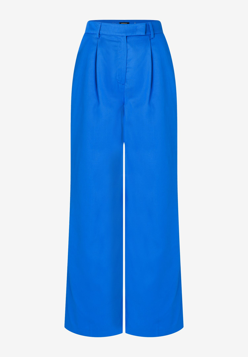 Eine blaue MORE & MORE Webhose mit weitem Bein vor hellem Hintergrund. Eine blaue MORE & MORE Webhose mit weitem Bein vor hellem Hintergrund.