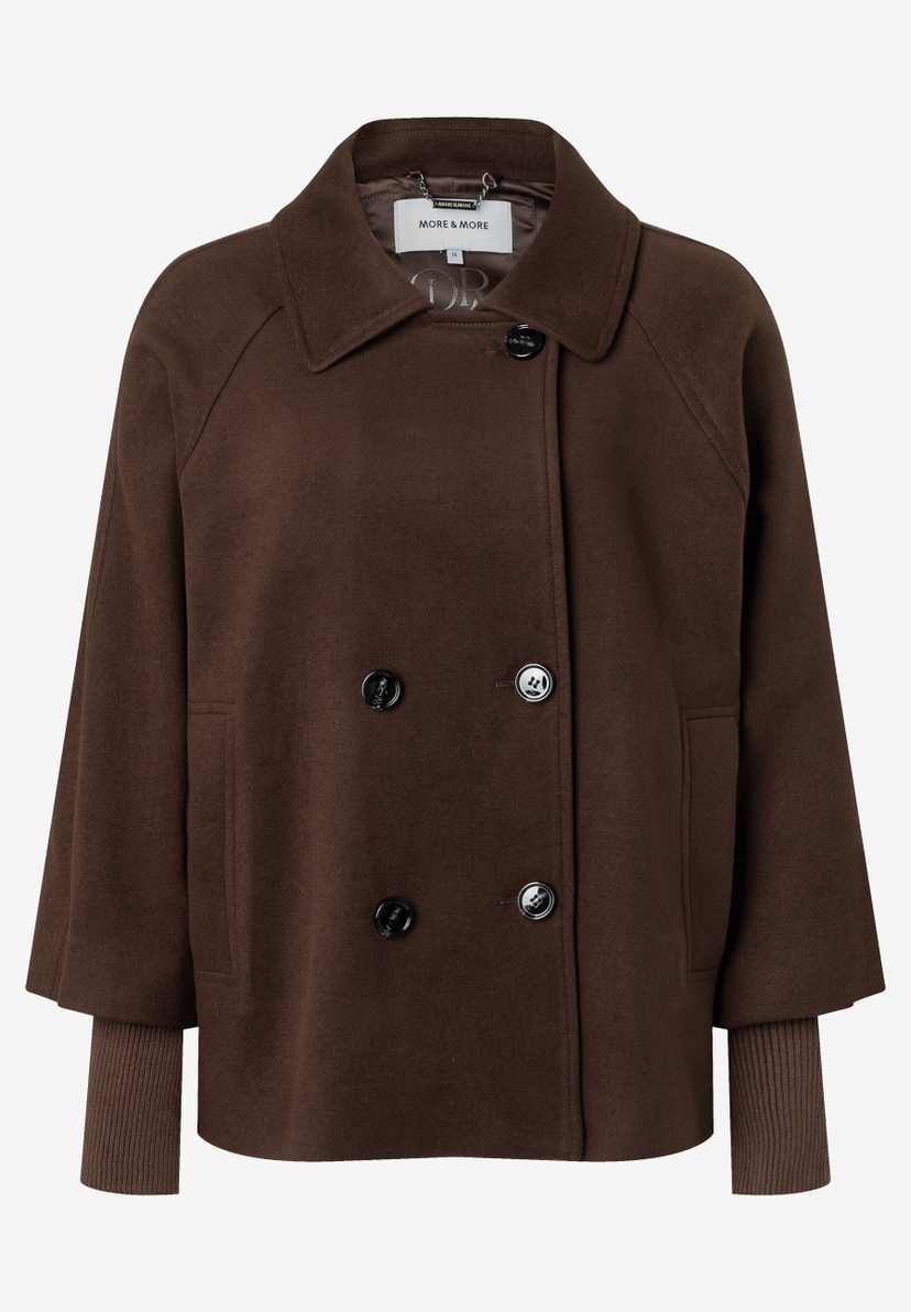 MORE & MORE Damen-Jacke aus braunem, wärmendem Flanell mit breitem Kragen, Doppelknopfleiste und gerippten Ärmelbündchen. MORE & MORE Damen-Jacke aus braunem, wärmendem Flanell mit breitem Kragen, Doppelknopfleiste und gerippten Ärmelbündchen.