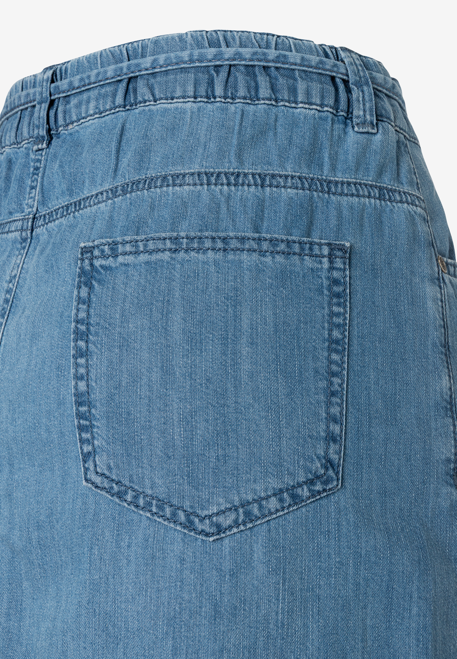 Detailansicht eines Jeansrocks von MORE & MORE mit Gummibund und aufgesetzter Gesäßtasche. Detailansicht eines Jeansrocks von MORE & MORE mit Gummibund und aufgesetzter Gesäßtasche.