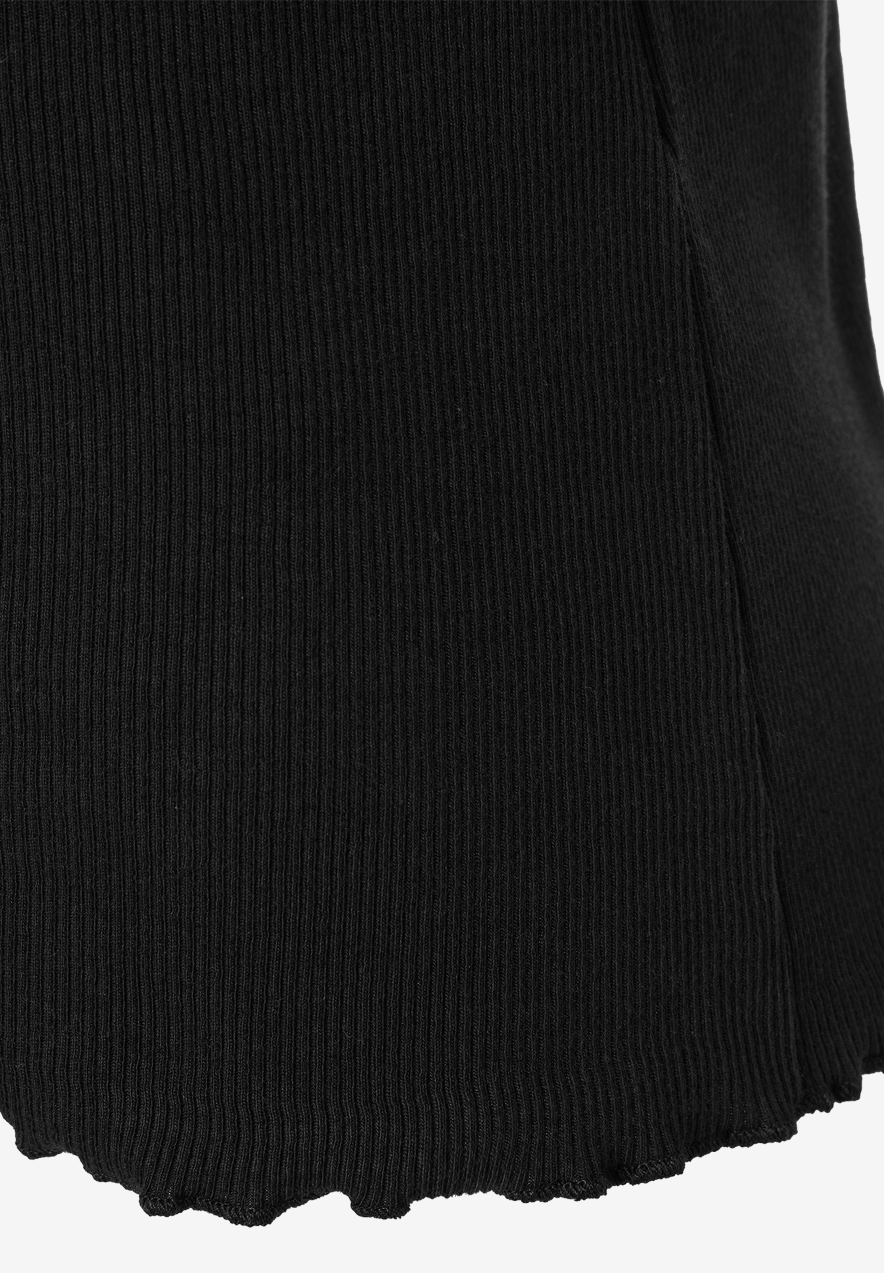 Nahaufnahme eines schwarzen, gerippten MORE & MORE Oberteils. Elastisches, hautfreundliches Material sorgt für Komfort.