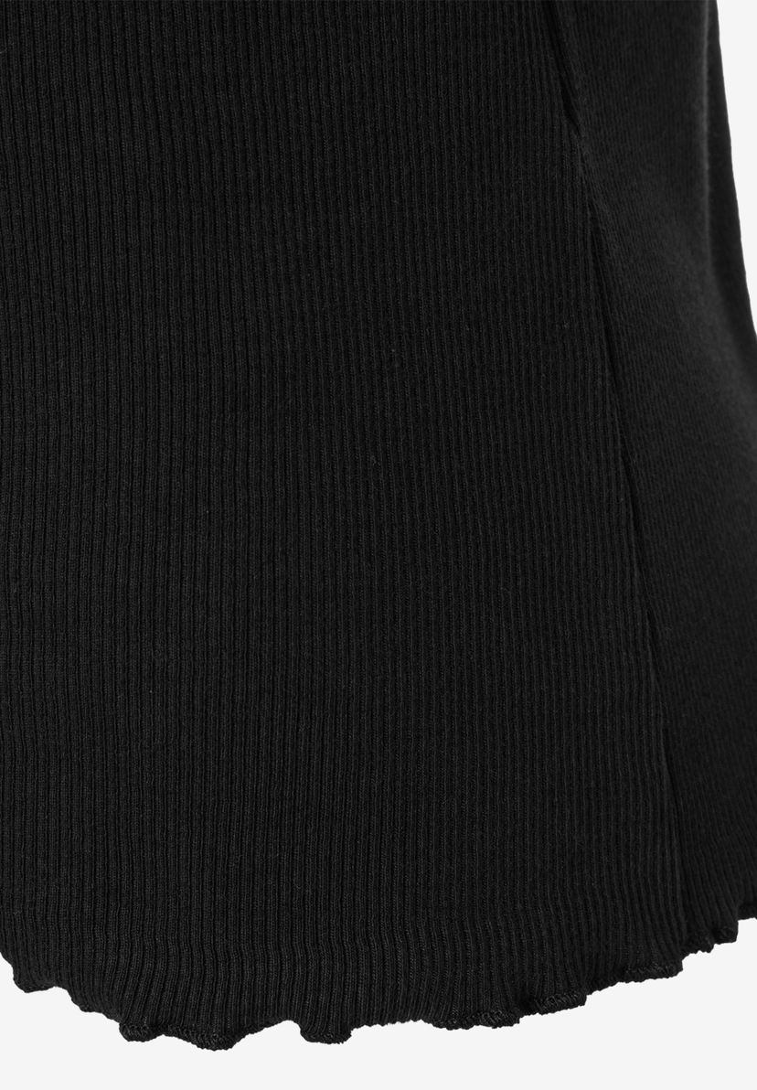 Nahaufnahme eines schwarzen, gerippten MORE & MORE Oberteils. Elastisches, hautfreundliches Material sorgt für Komfort.