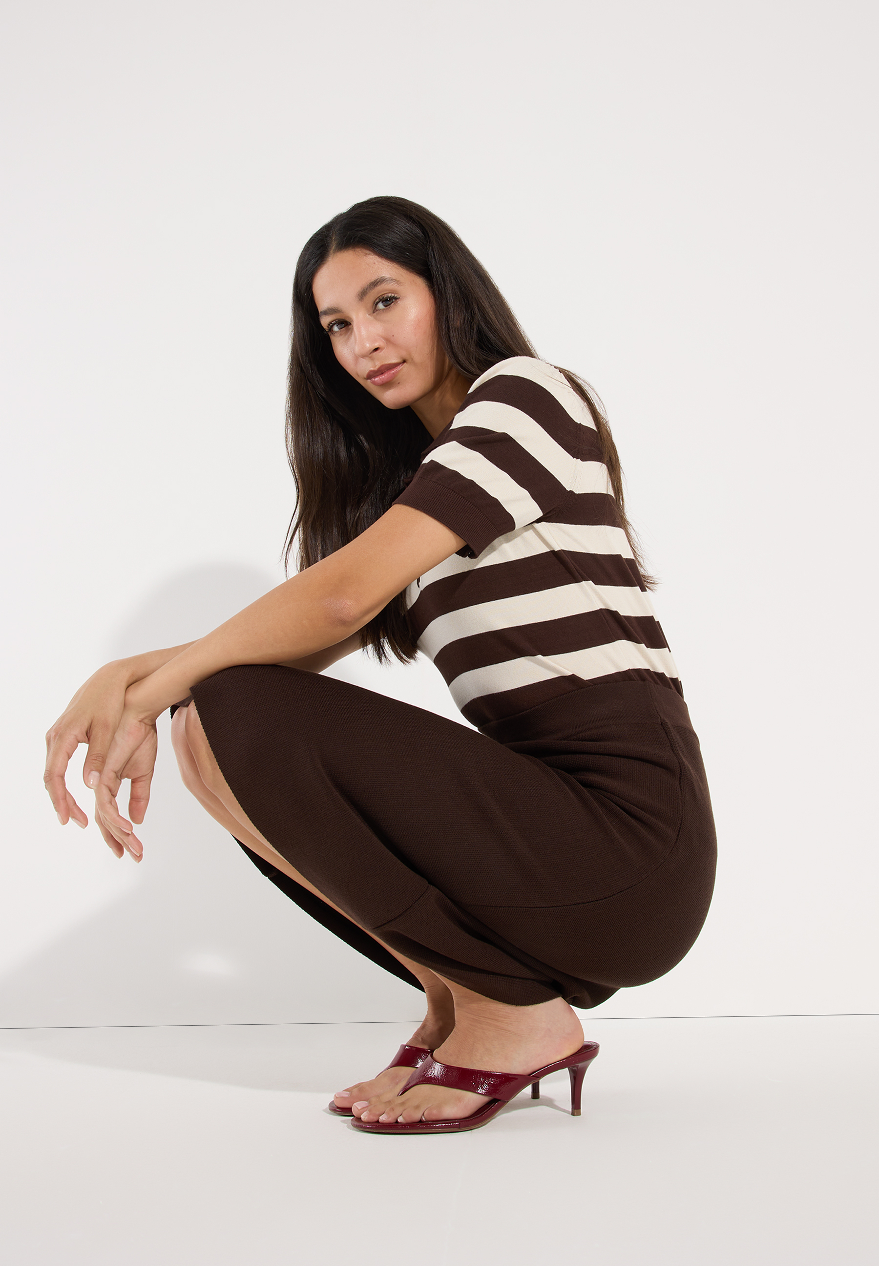 MORE & MORE Feinstrick-Oberteil mit Blockstreifen in Creme und Braun, elegant auf den Knien sitzend präsentiert. MORE & MORE Feinstrick-Oberteil mit Blockstreifen in Creme und Braun, elegant auf den Knien sitzend präsentiert.