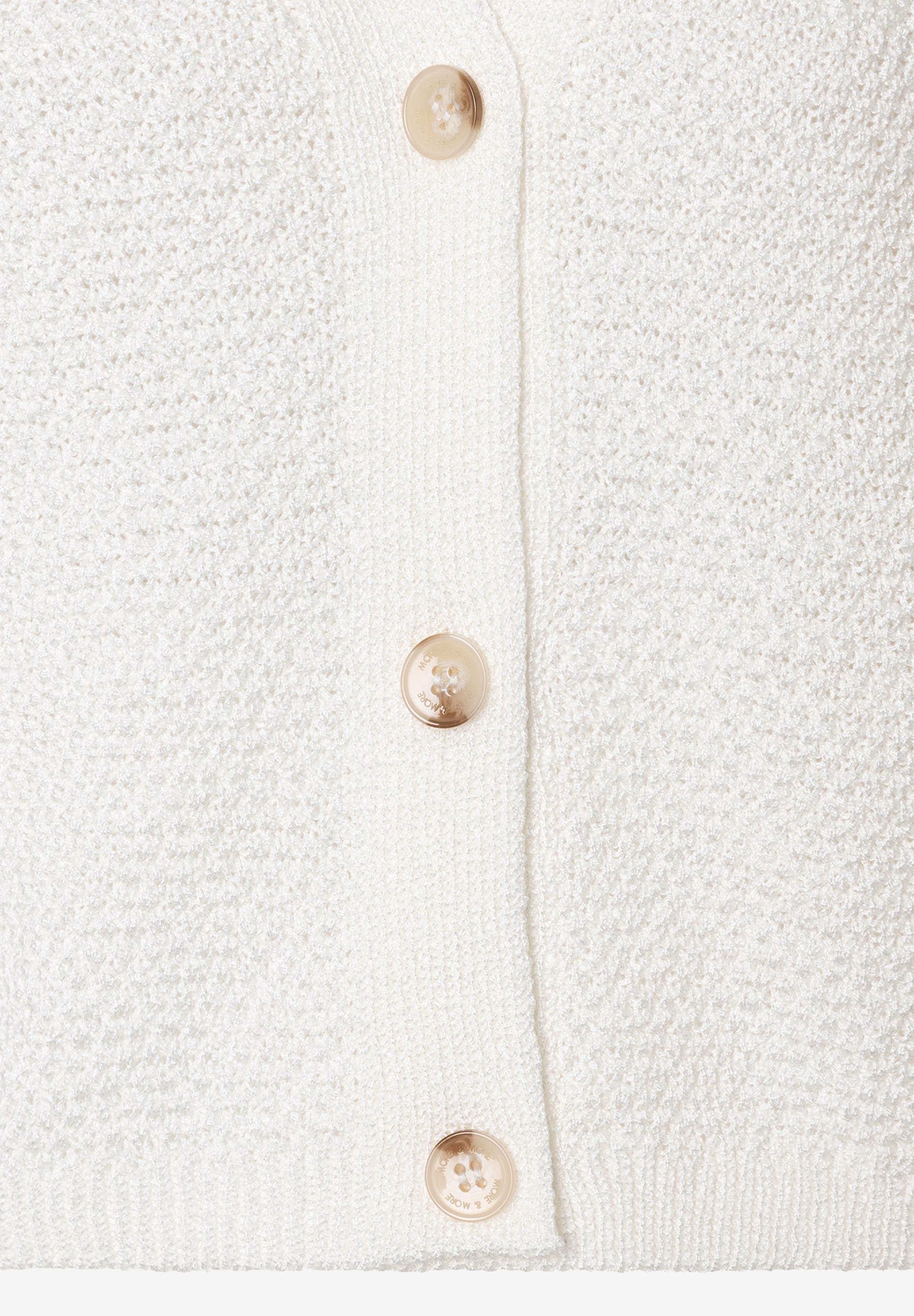 Detailansicht eines weißen MORE & MORE Strickpullovers mit drei beigen Knöpfen. Detailansicht eines weißen MORE & MORE Strickpullovers mit drei beigen Knöpfen.