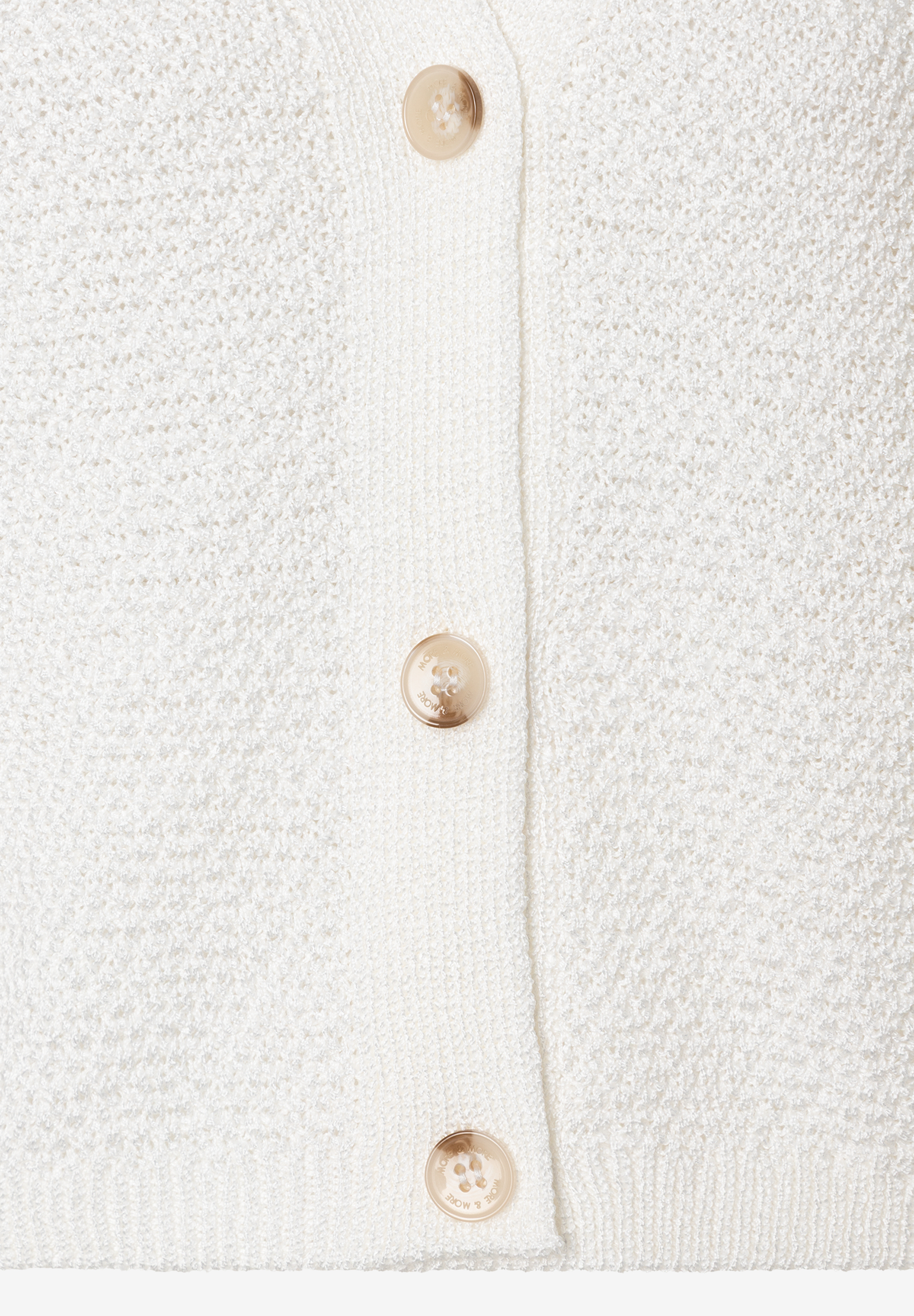 Detailansicht eines weißen MORE & MORE Strickpullovers mit drei beigen Knöpfen. Detailansicht eines weißen MORE & MORE Strickpullovers mit drei beigen Knöpfen.