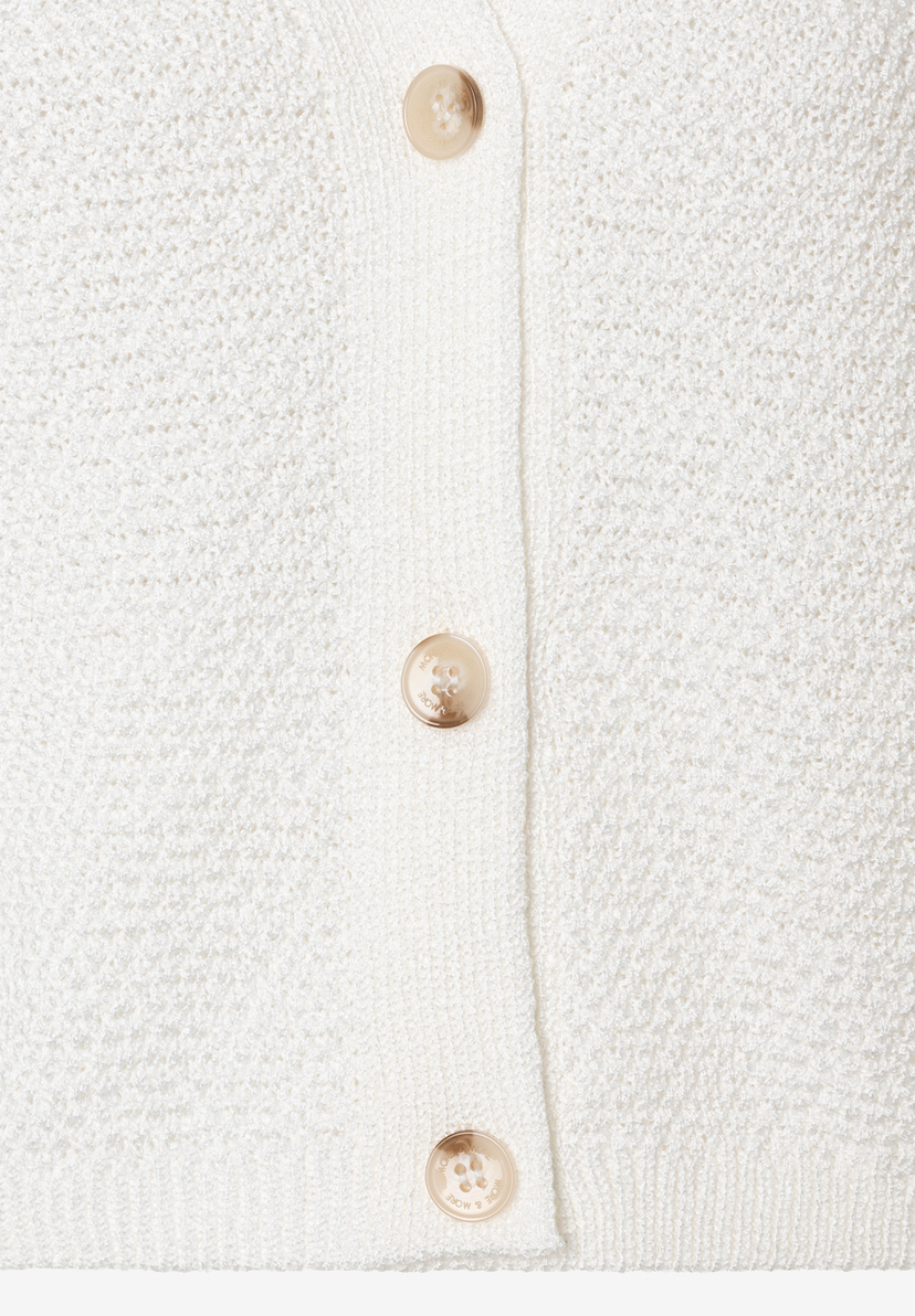 Detailansicht eines weißen MORE & MORE Strickpullovers mit drei beigen Knöpfen. Detailansicht eines weißen MORE & MORE Strickpullovers mit drei beigen Knöpfen.