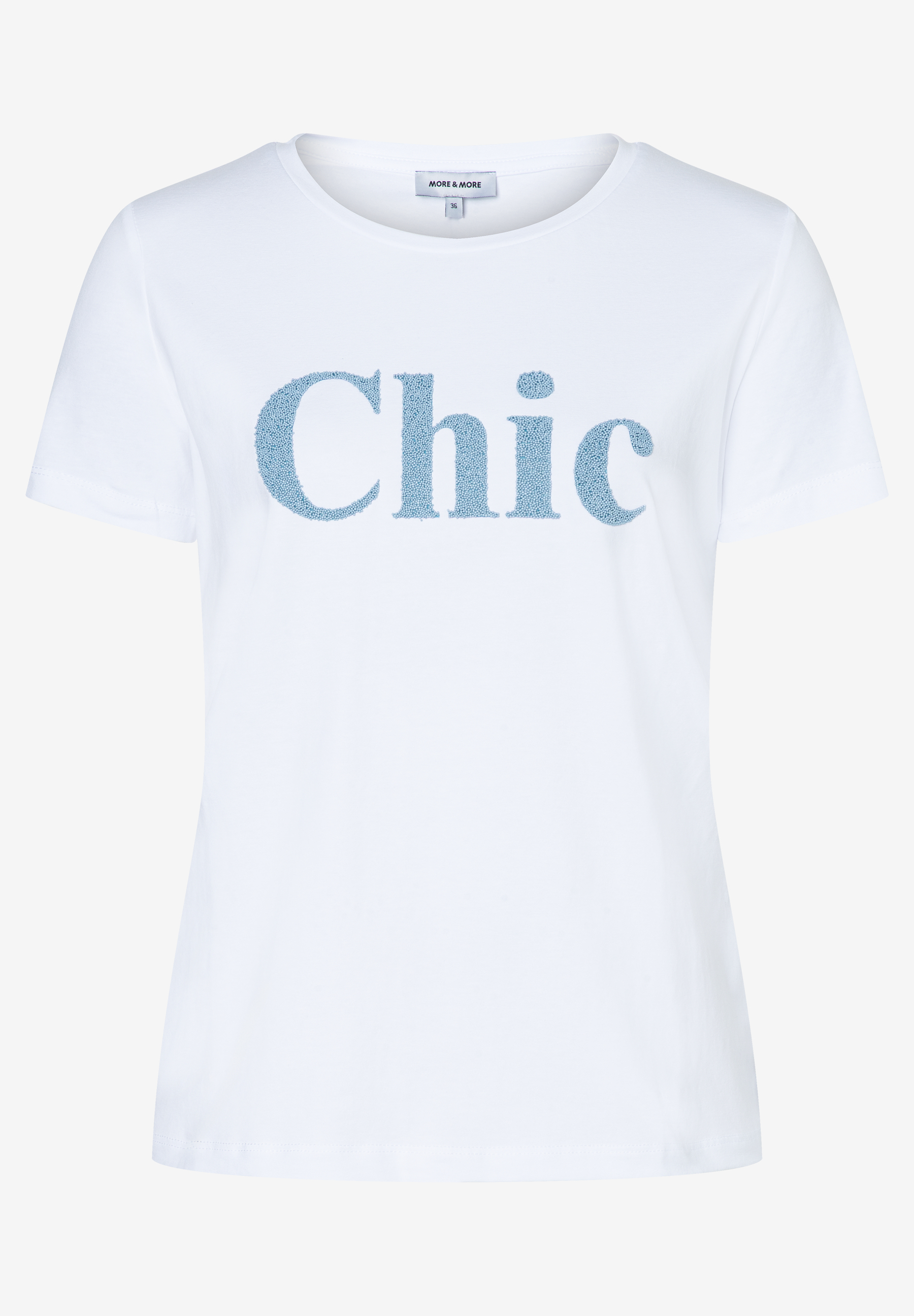 Ein weißes MORE & MORE T-Shirt mit dem blauen, glitzernden Schriftzug "Chic" auf der Vorderseite. Ein weißes MORE & MORE T-Shirt mit dem blauen, glitzernden Schriftzug "Chic" auf der Vorderseite.