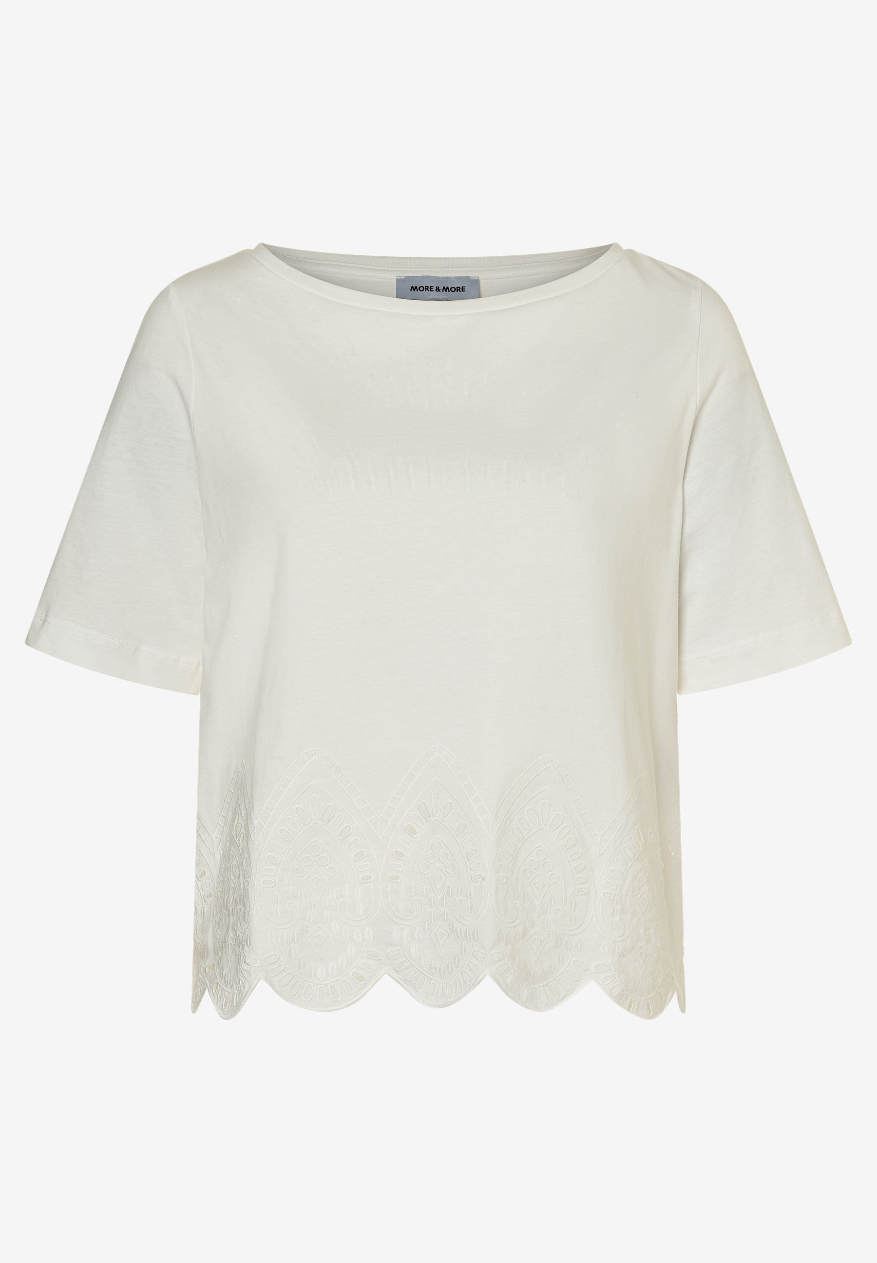 Ein MORE & MORE Oberteil mit Spitze in Weiß. Das T-Shirt hat kurze Ärmel und einen geraden Schnitt.