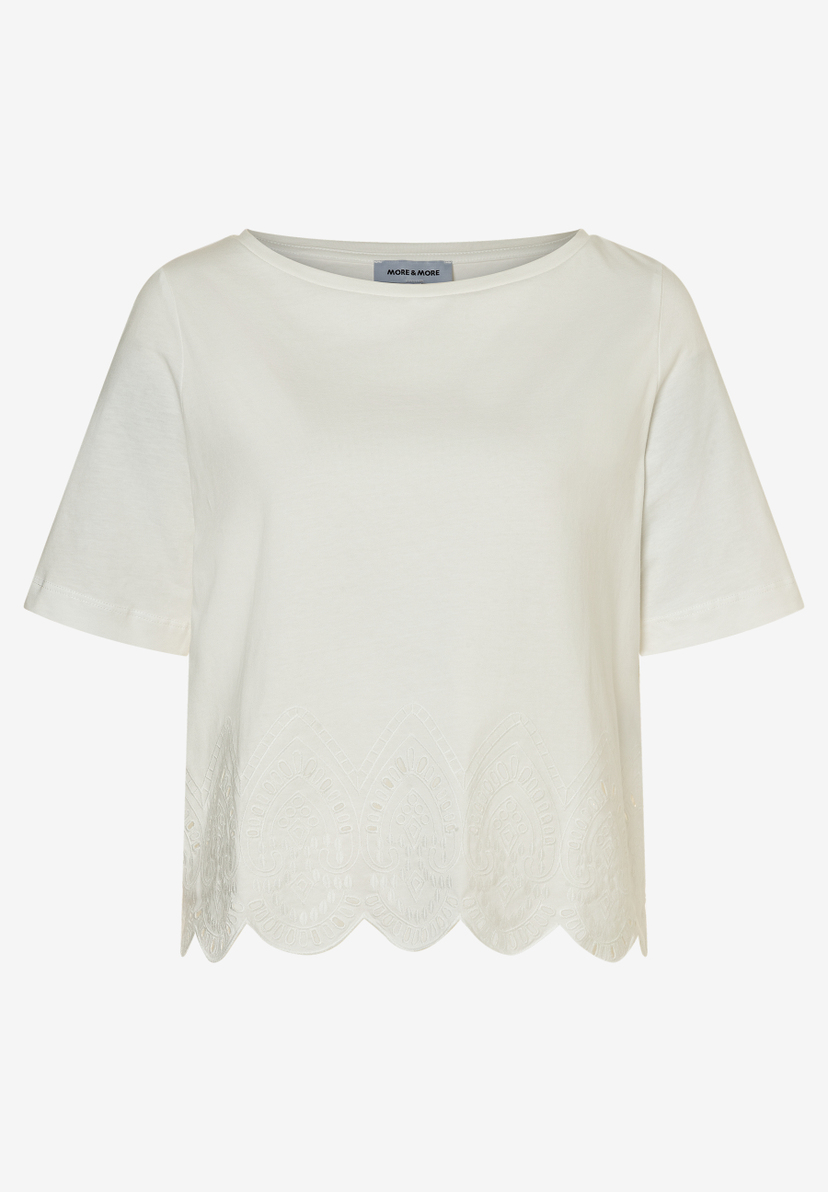 MORE & MORE Damen T-Shirt in Ecru aus weichem Jersey mit Lochspitze, Bootsausschnitt und Muschelsaum. MORE & MORE Damen T-Shirt in Ecru aus weichem Jersey mit Lochspitze, Bootsausschnitt und Muschelsaum.