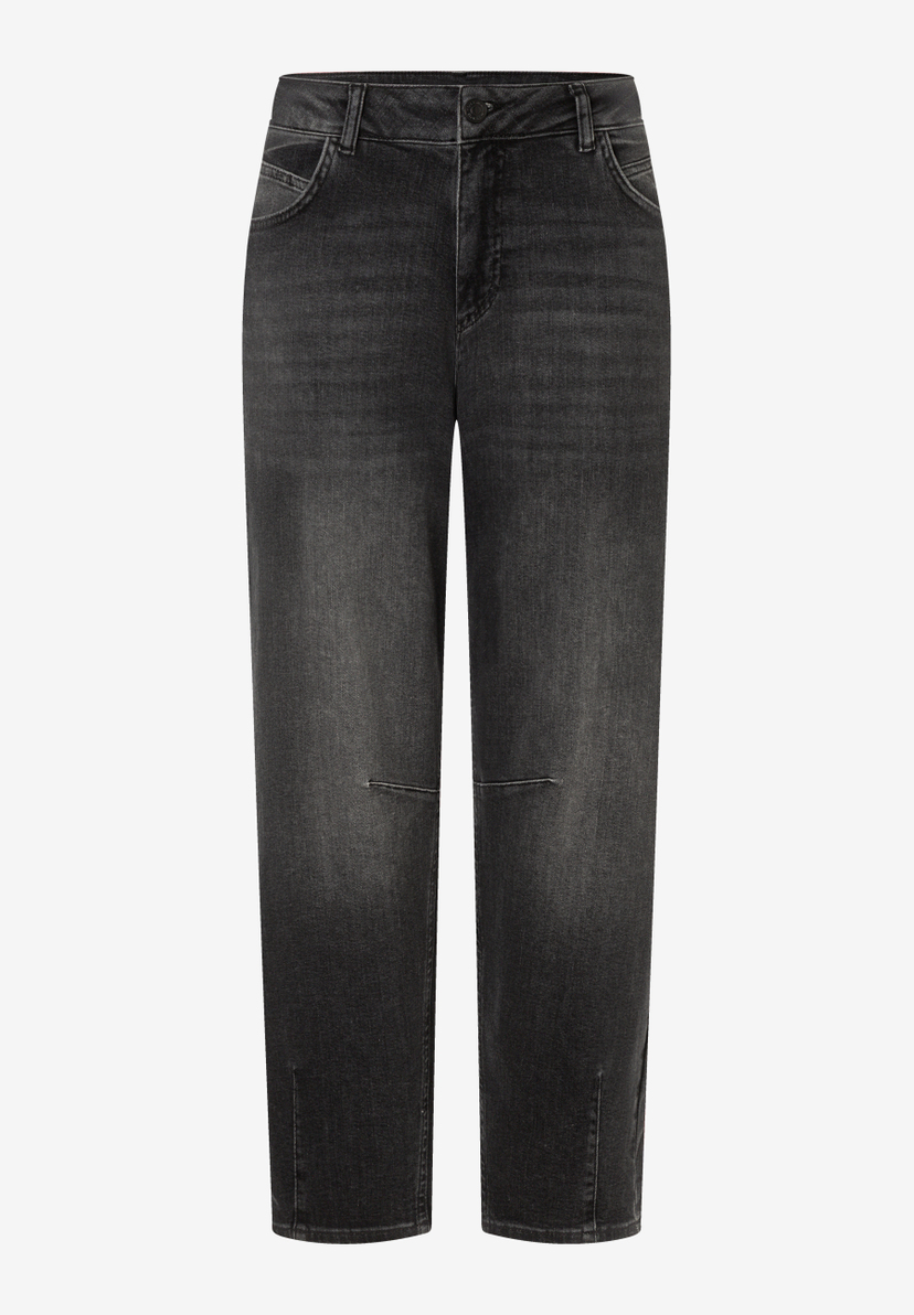 MORE & MORE Jeans: Schwarze Denim-Hose im Five-Pocket-Stil mit geradem Bein, leichtem Used-Effekt & kleinen Schlitzen.