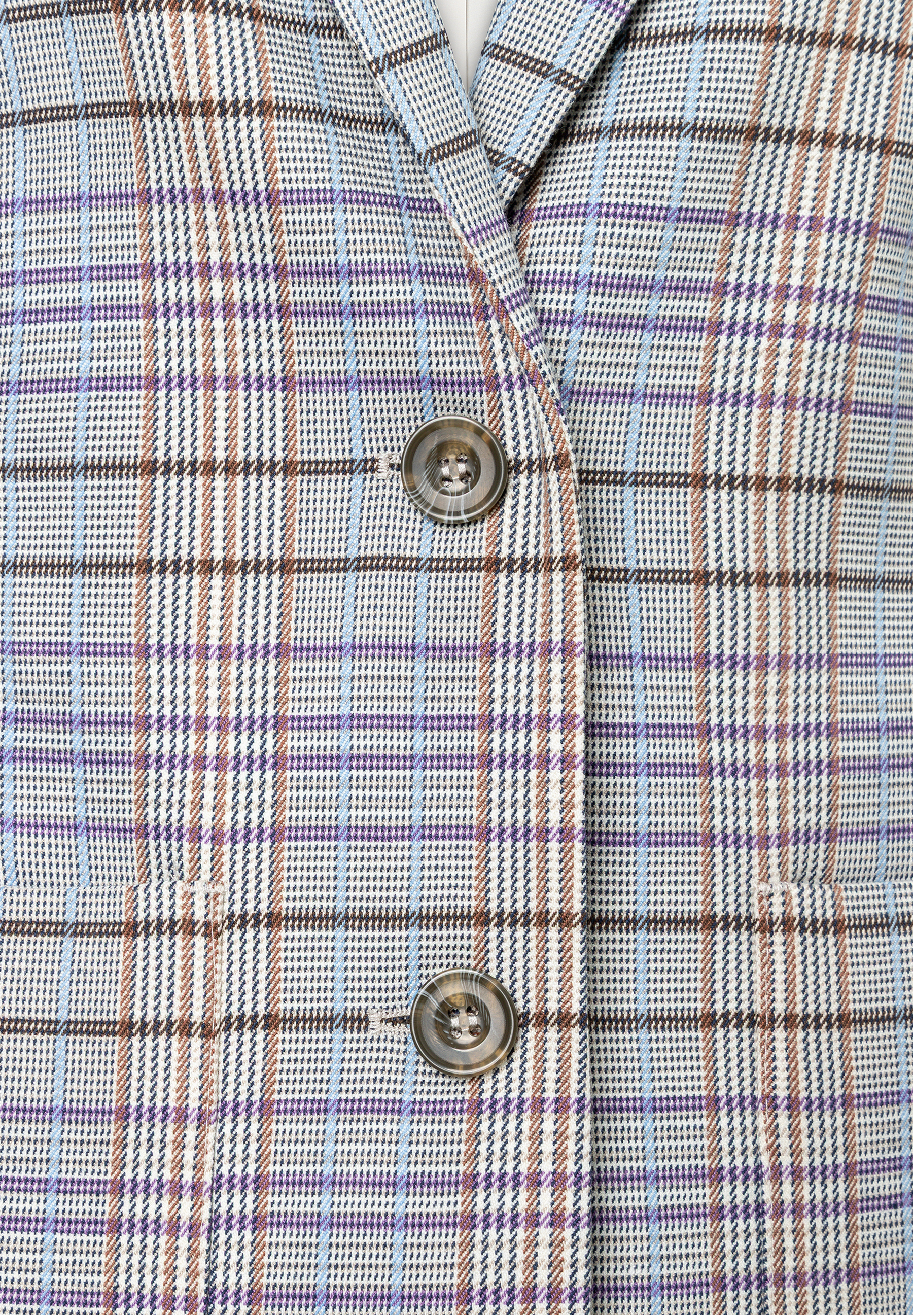 MORE & MORE Oberteil: Nahaufnahme eines karierten Blazers mit Knöpfen. Das Muster zeigt Braun, Blau und Violett auf Weiß. MORE & MORE Oberteil: Nahaufnahme eines karierten Blazers mit Knöpfen. Das Muster zeigt Braun, Blau und Violett auf Weiß.
