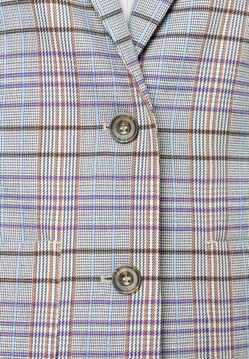 MORE & MORE Oberteil: Nahaufnahme eines karierten Blazers mit Knöpfen. Das Muster zeigt Braun, Blau und Violett auf Weiß. MORE & MORE Oberteil: Nahaufnahme eines karierten Blazers mit Knöpfen. Das Muster zeigt Braun, Blau und Violett auf Weiß.