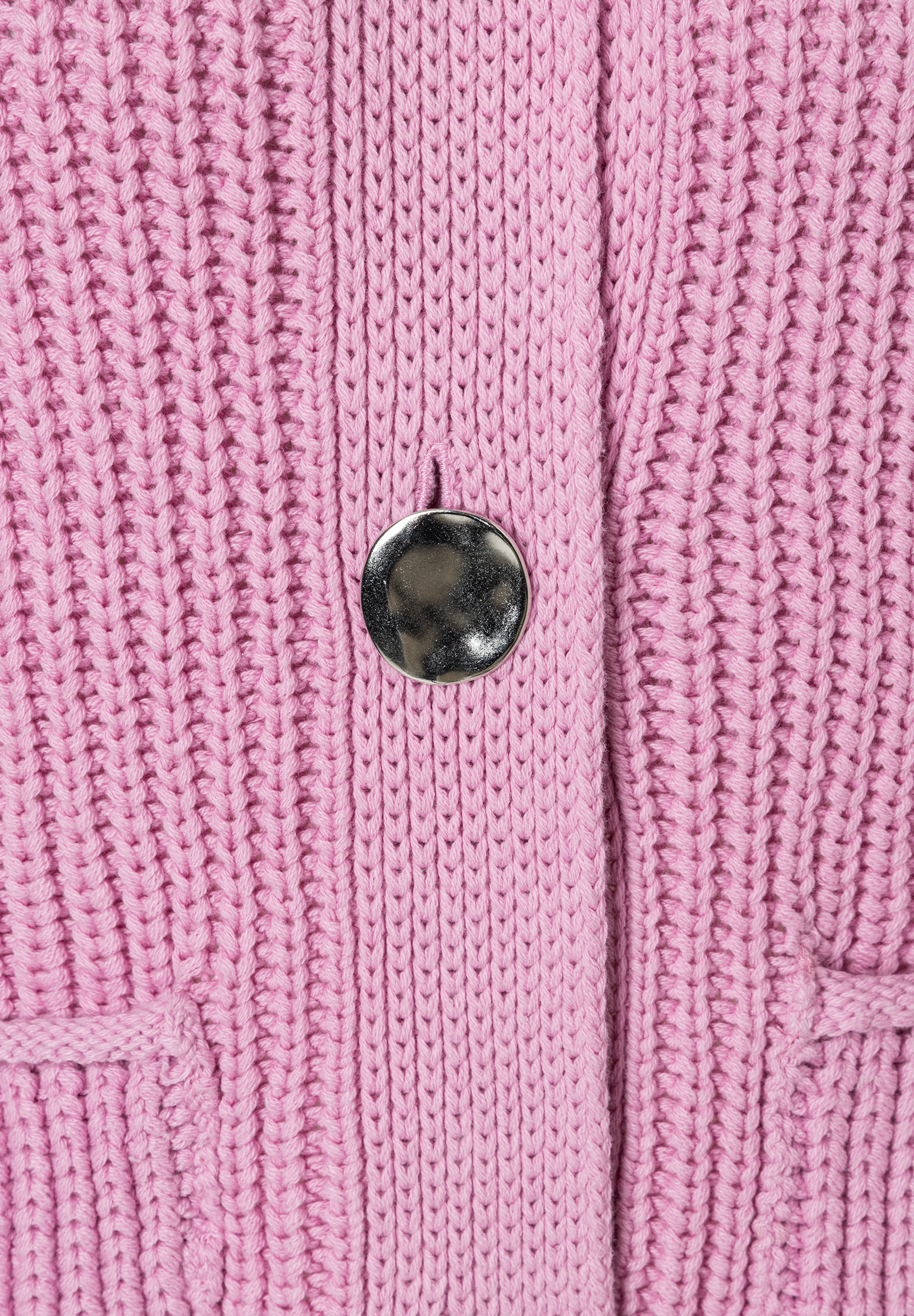 Detailaufnahme eines rosafarbenen Rippstrick-Oberteils von MORE & MORE mit silberfarbenem Knopf und angenehmem Tragekomfort. Detailaufnahme eines rosafarbenen Rippstrick-Oberteils von MORE & MORE mit silberfarbenem Knopf und angenehmem Tragekomfort.