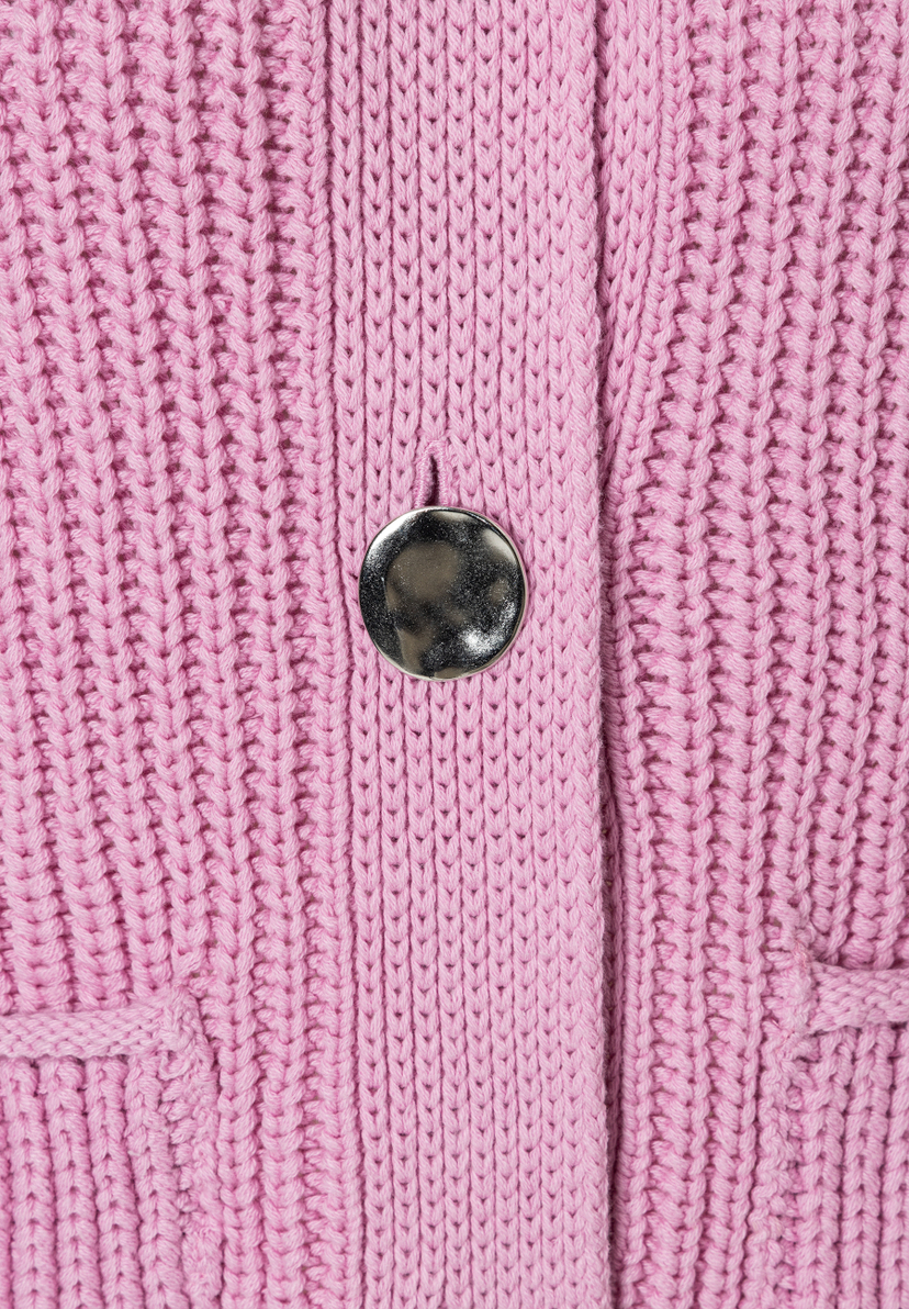 Detailaufnahme eines rosafarbenen Rippstrick-Oberteils von MORE & MORE mit silberfarbenem Knopf und angenehmem Tragekomfort. Detailaufnahme eines rosafarbenen Rippstrick-Oberteils von MORE & MORE mit silberfarbenem Knopf und angenehmem Tragekomfort.