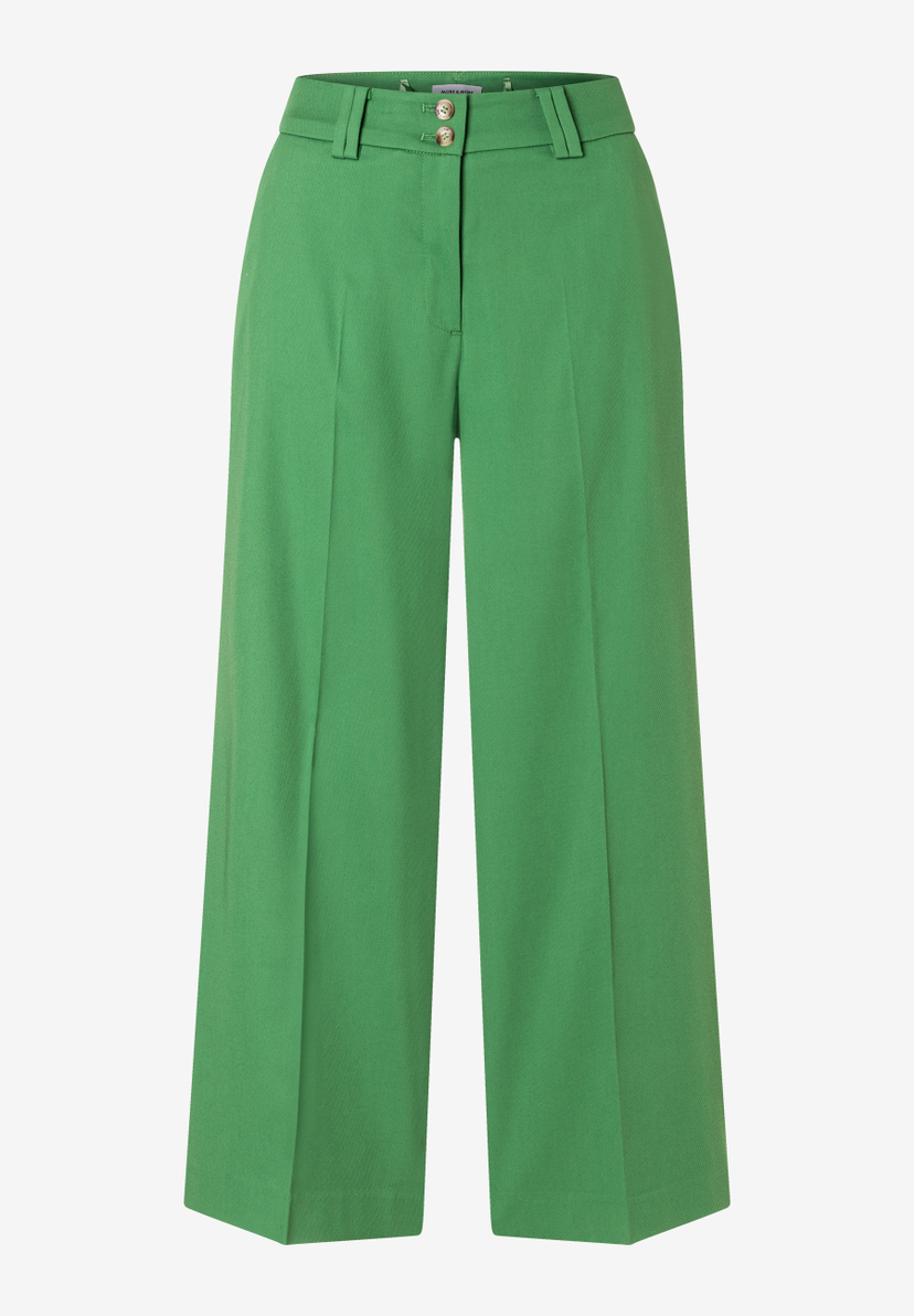 Grüne MORE & MORE Hose mit weitem Bein vor einem weißen Hintergrund. Grüne MORE & MORE Hose mit weitem Bein vor einem weißen Hintergrund.