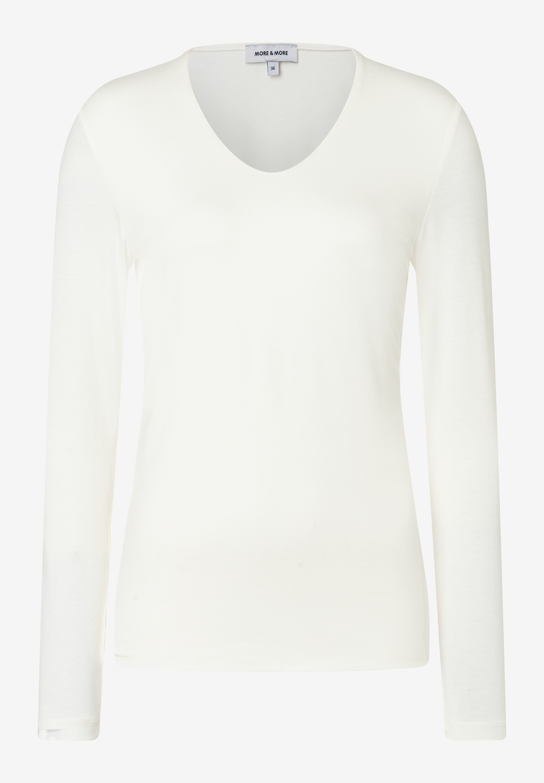 Ein weißes Jersey-Oberteil von MORE & MORE mit langen Ärmeln und V-Ausschnitt. Ein weißes Jersey-Oberteil von MORE & MORE mit langen Ärmeln und V-Ausschnitt.