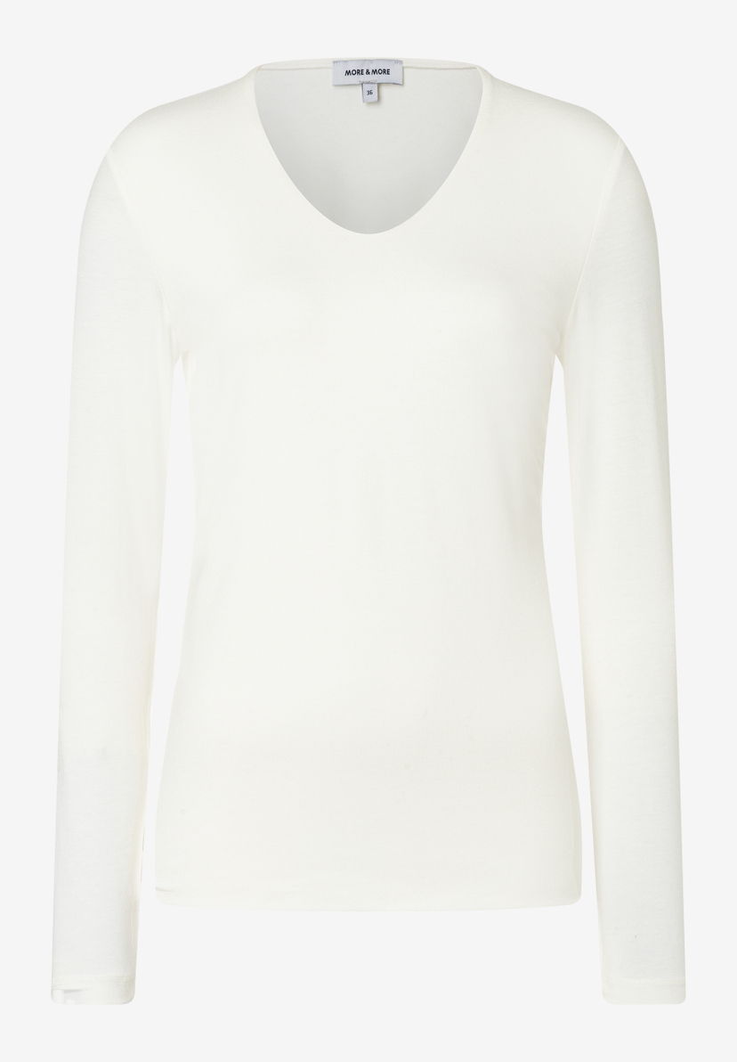 Ein weißes Jersey-Oberteil von MORE & MORE mit langen Ärmeln und V-Ausschnitt. Ein weißes Jersey-Oberteil von MORE & MORE mit langen Ärmeln und V-Ausschnitt.