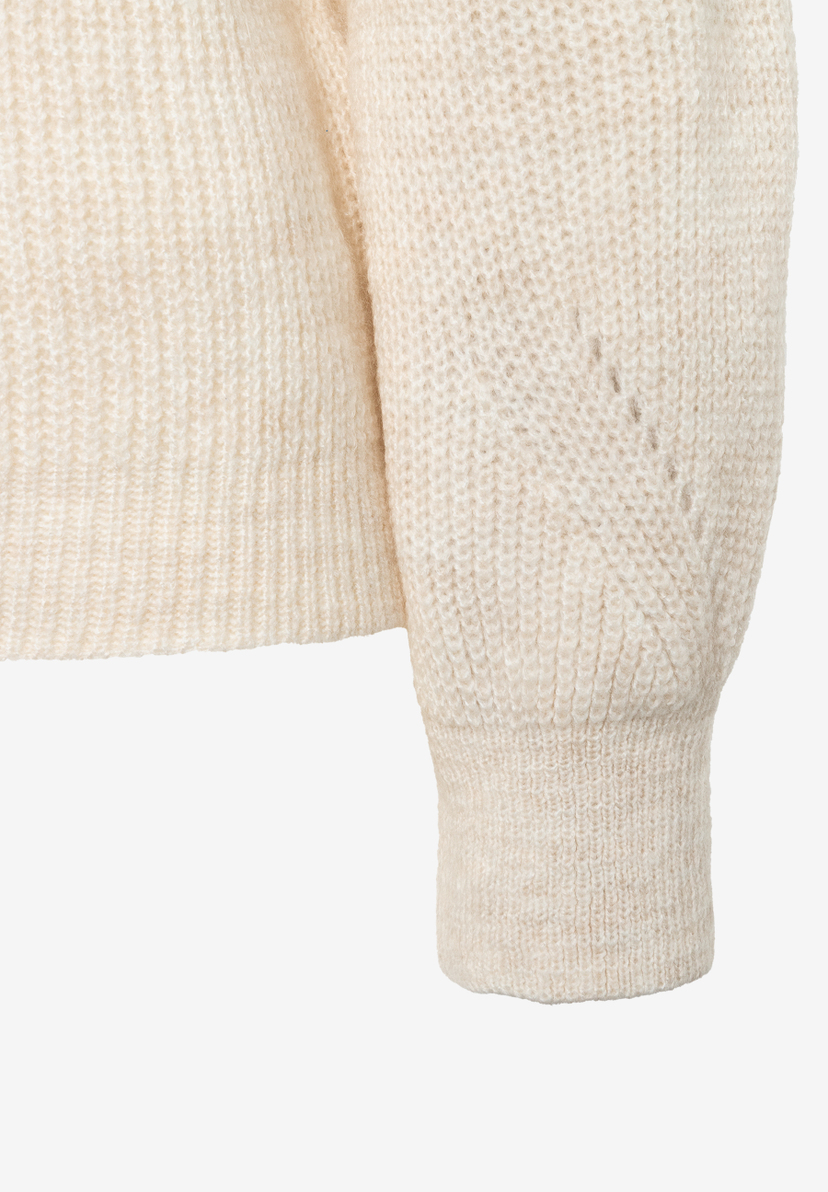 Detailaufnahme Ärmel von MORE & MORE Strickpullover in Cremeweiß mit zartem Lochmuster. Detailaufnahme Ärmel von MORE & MORE Strickpullover in Cremeweiß mit zartem Lochmuster.