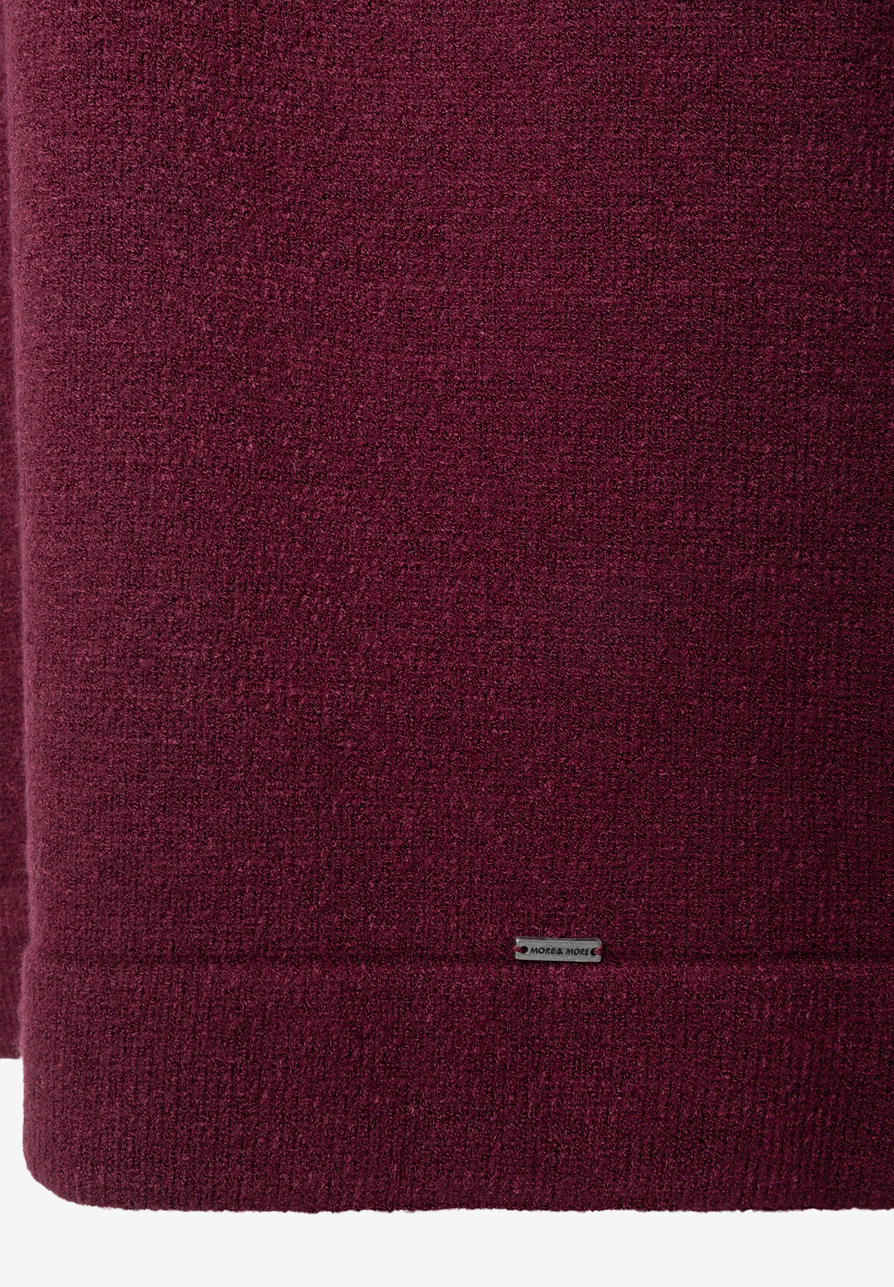 MORE & MORE Strickkleid aus dunkelrotem Bouclé mit gerippten Bündchen und silbernem Marken-Logo.