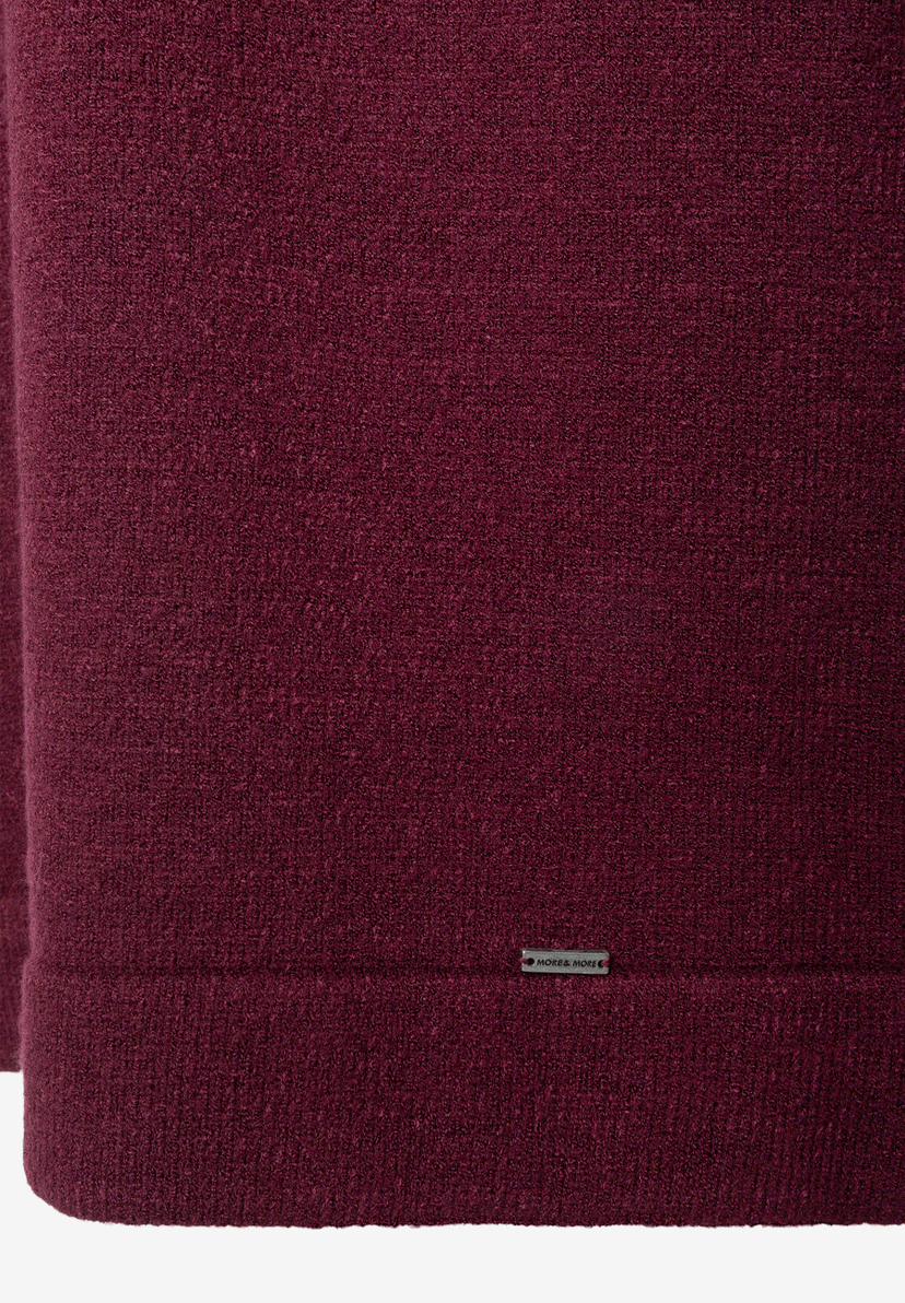 MORE & MORE Strickkleid aus dunkelrotem Bouclé mit gerippten Bündchen und silbernem Marken-Logo.