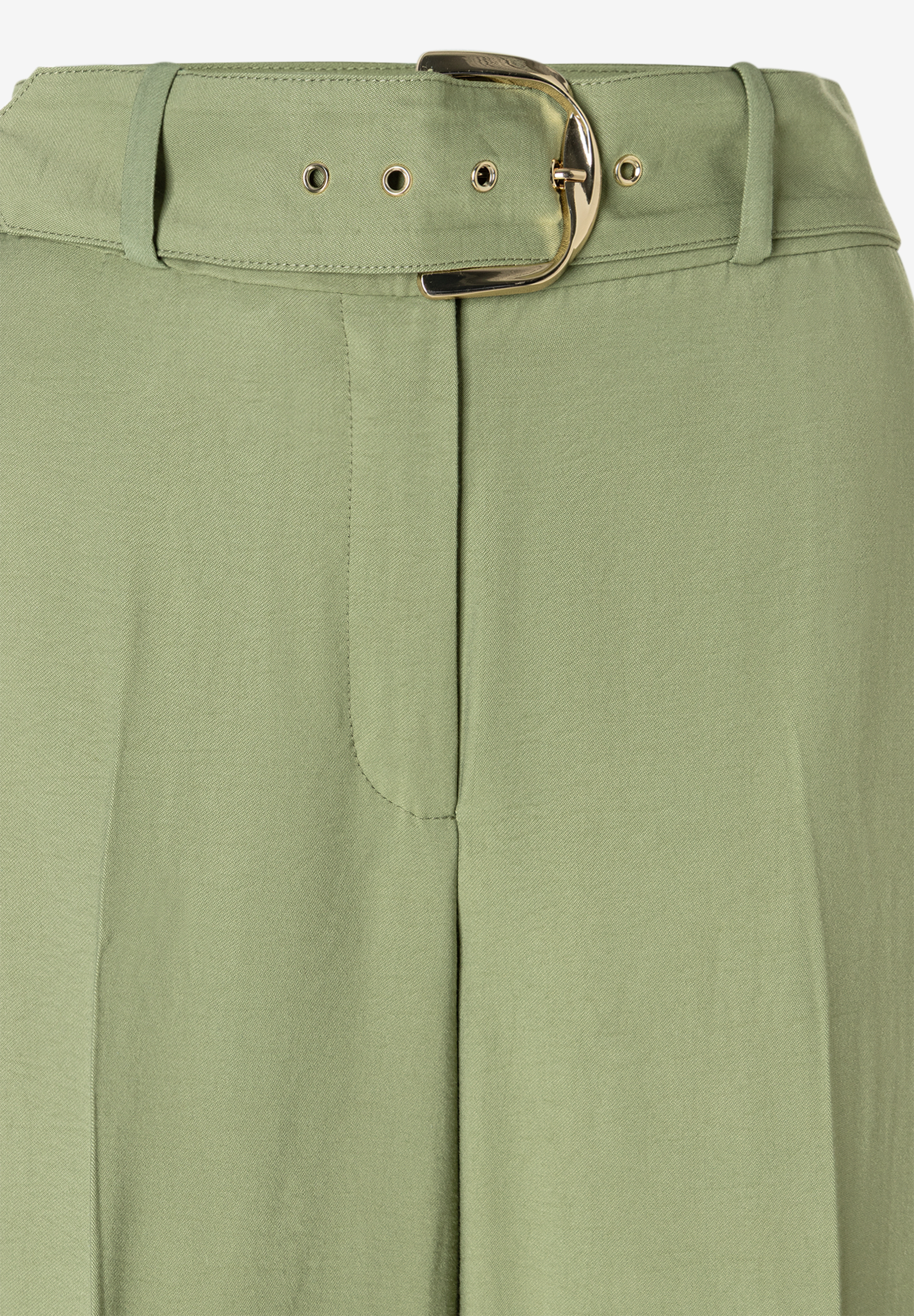 Nahaufnahme einer MORE & MORE Hose aus Viskose-Twill in Olivgrün mit goldener Gürtelschnalle. Nahaufnahme einer MORE & MORE Hose aus Viskose-Twill in Olivgrün mit goldener Gürtelschnalle.