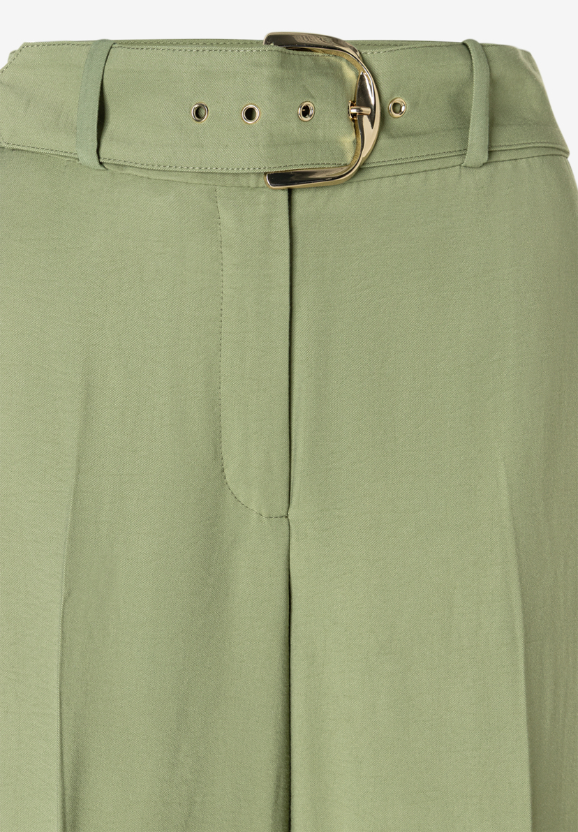 Nahaufnahme einer MORE & MORE Hose aus Viskose-Twill in Olivgrün mit goldener Gürtelschnalle. Nahaufnahme einer MORE & MORE Hose aus Viskose-Twill in Olivgrün mit goldener Gürtelschnalle.